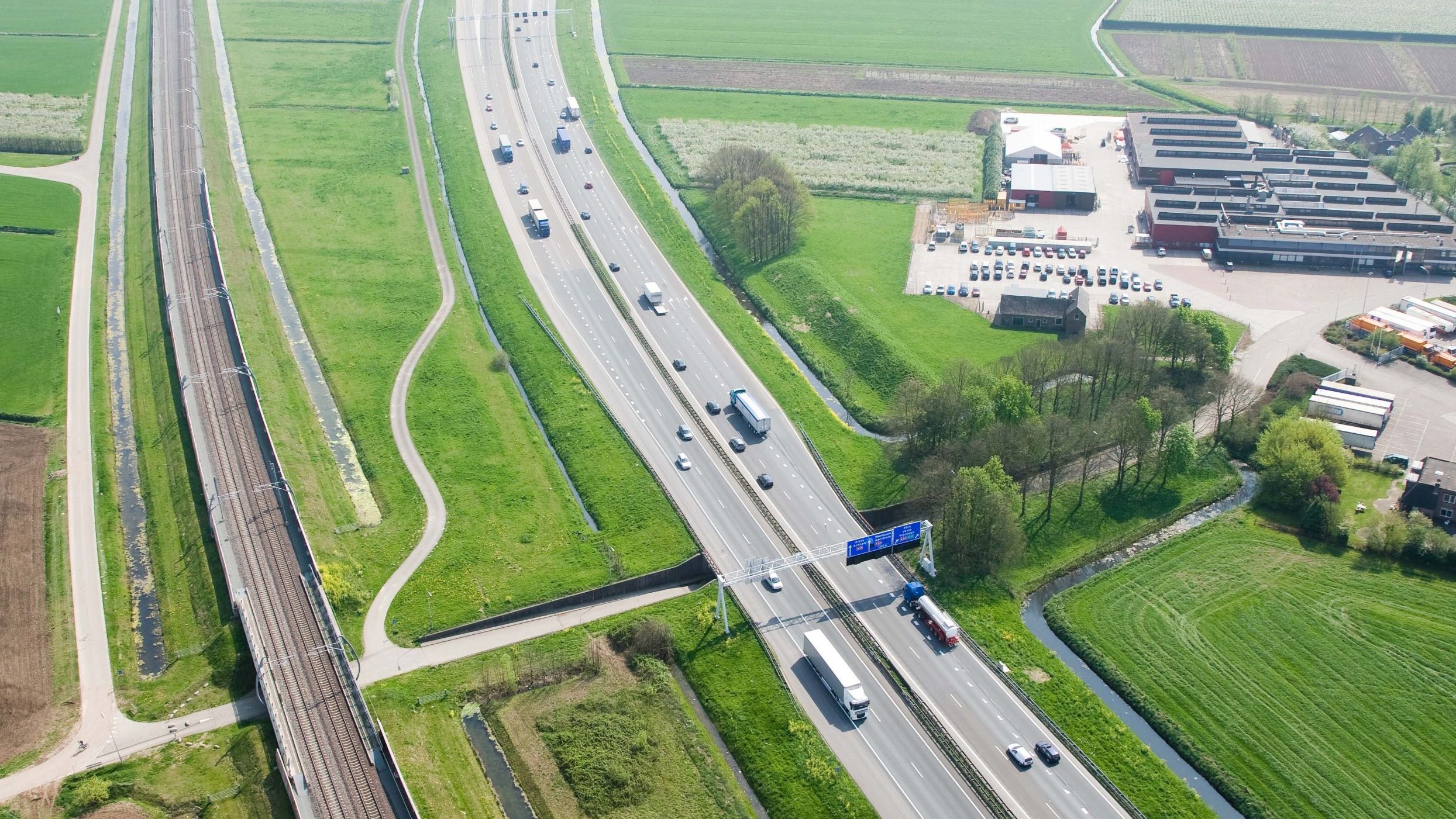 Luchtfoto project ViA15. Foto: Joop van Houdt/Rijkswaterstaat. Bij dit artikel is eerder een foutieve foto geplaatst, ook in de Cobouw-krant. Het getoonde project heeft niets met de voorbereidende werkzaamheden van de ViA15 te maken, hoewel het wel op het gebied van de mogelijke toekomstige A15 ligt. 