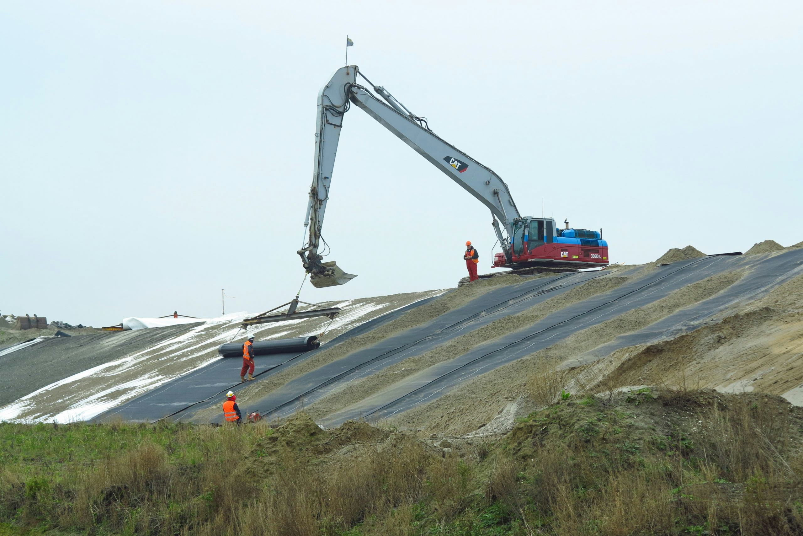 Folie ter isolatie van bodemas. Foto: Henk Roolvink/Rijkswaterstaat
