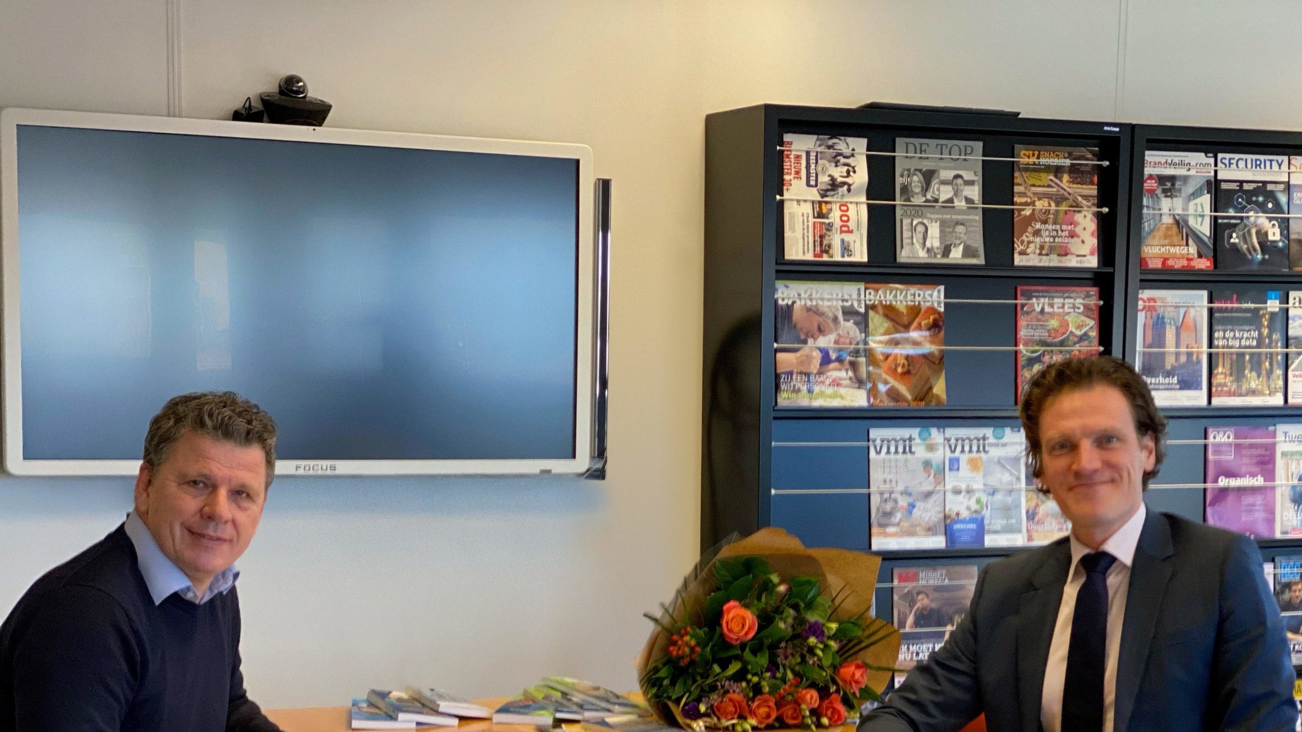 Erik Hoekstra, ceo van Vakmedianet (links) en IGG Bouweconomie-directeur Arno Vonk. Foto: Vakmedianet