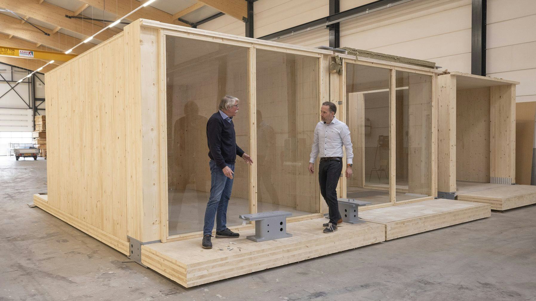 Gerben Kuipers samen met Lambert van den Bosch en de modulaire Houtkern. Foto: Sjef Prins - APA Foto
