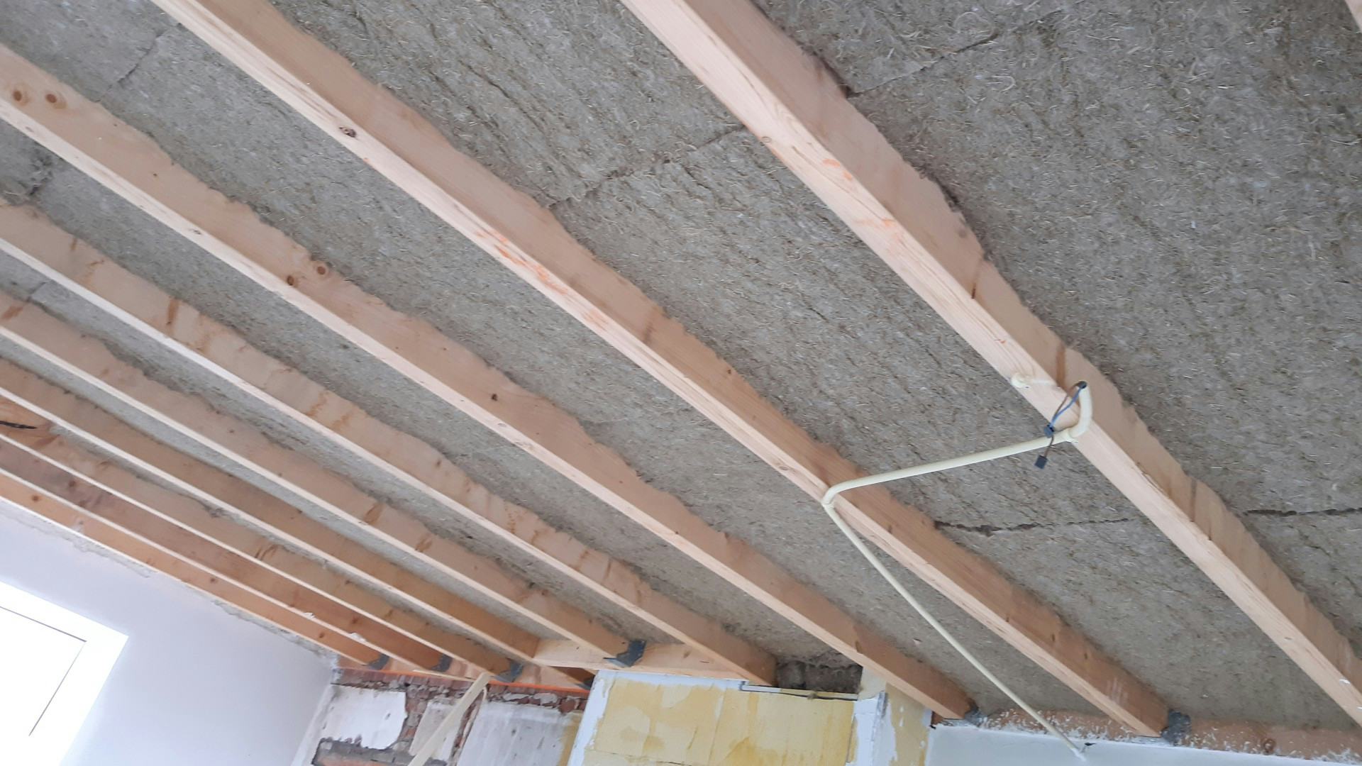 De grasisolatie is steviger dan een minerale wol, maar veel buigzamer dan een harde PIR-plaat.