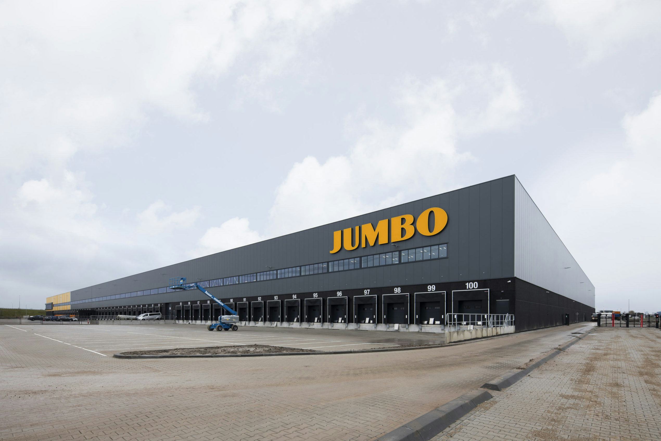 Het E-Fulfilment Center (EFC) voor Jumbo supermarkten in Bleiswijk is in slecht negen maanden gebouw en opgeleverd mét de BREEAM-NL-kwalificatie ‘Outstanding’. Foto: Sebastien Fotografie