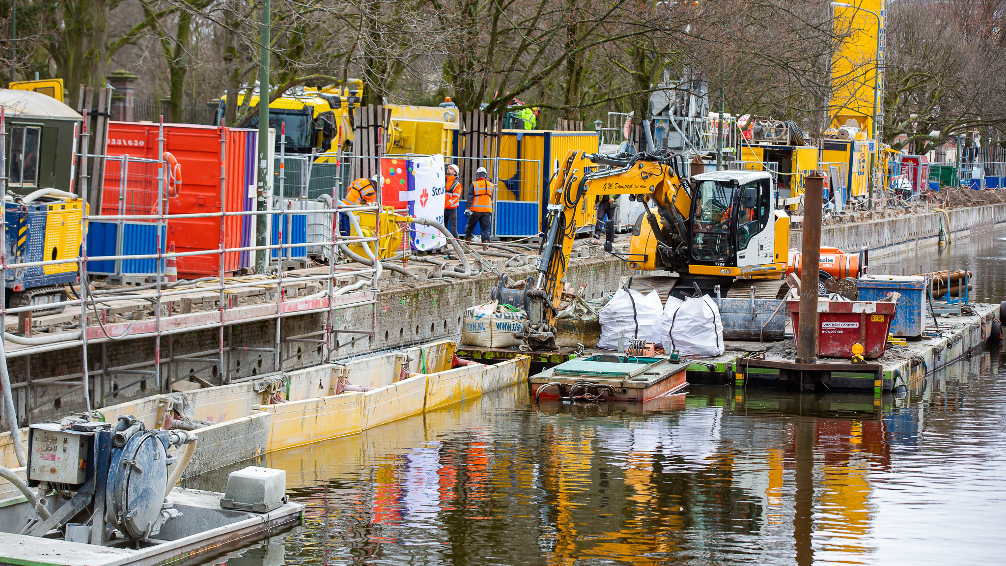 Strukton Civiel en Keller boren dwars door de kademuur heen en injecteren onder zeer hoge druk een waterdun groutmengsel in de bodem. Foto: Jason Setzer