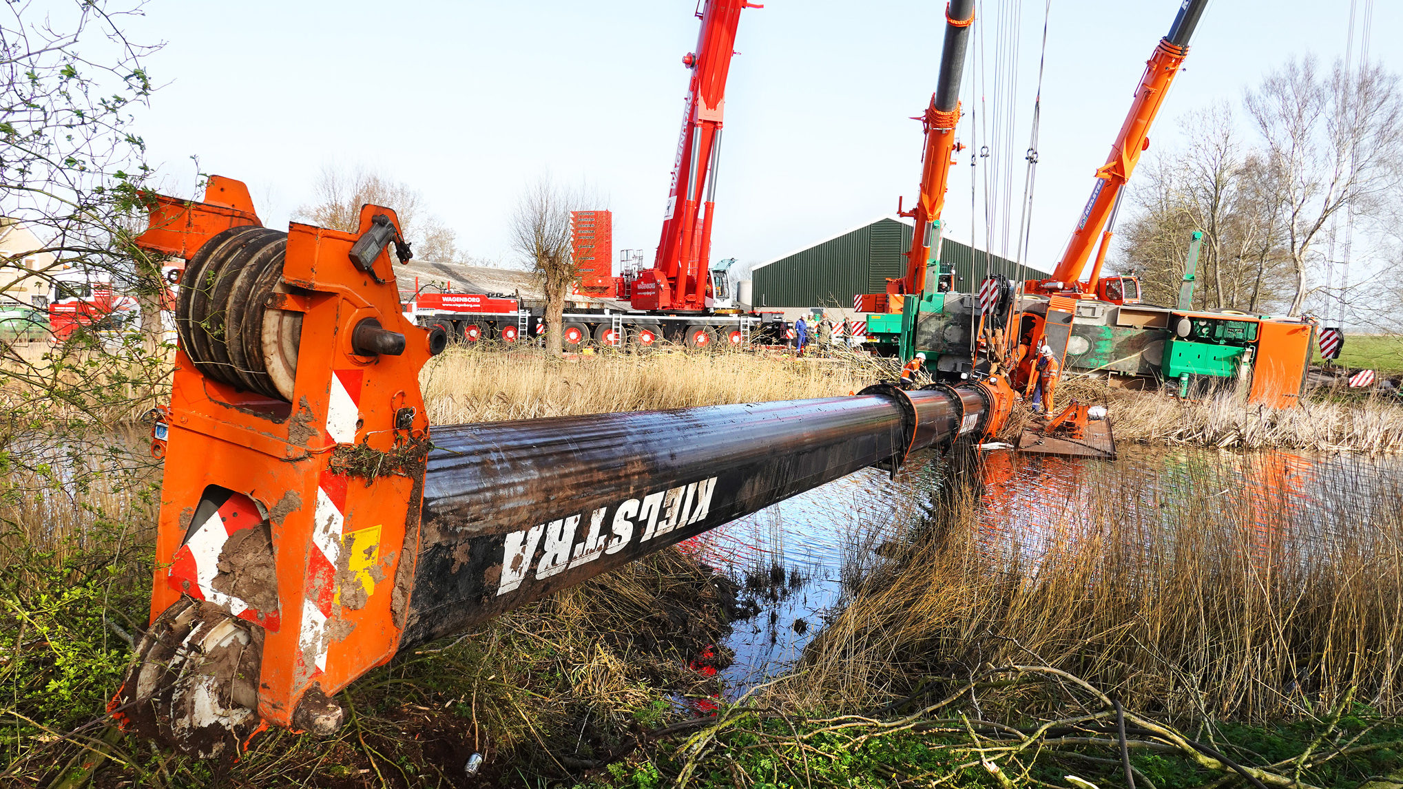 De gekantelde kraan lag op een zodanige plek dat drie kranen nodig waren om de klus te klaren. Foto: Alex J. de Haan