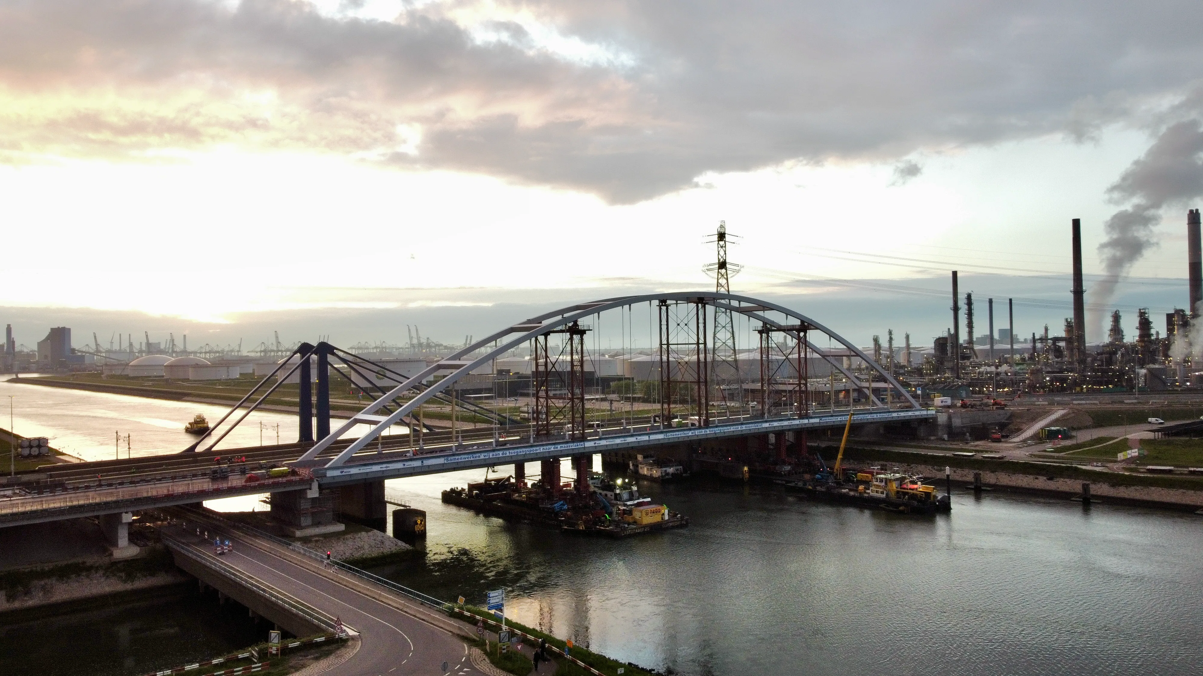 De tijdelijke Suurhoffbrug kort na het invaren in mei 2021. De tuibrug op de achtergrond is een spoorbrug. Daar tussenin geklemd ligt de oude Suurhoffbrug, waarvan het verkeer abrupt werd omgeleid. Foto: Rijkswaterstaat / Paul van Baardwijk. 
