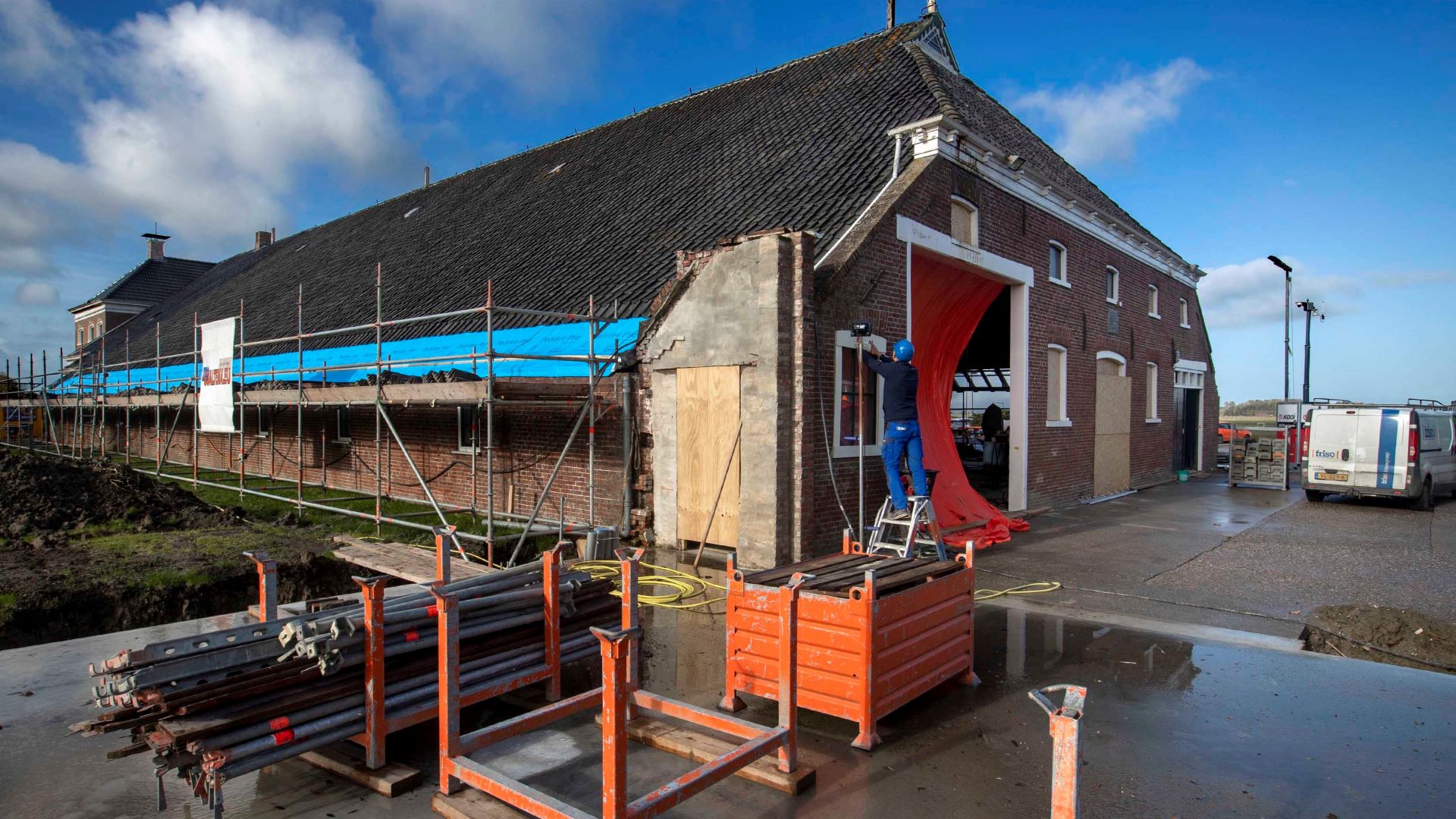 Een boerderij in Garrelsweer is onbewoonbaar door aardbevingsschade. De versterkingsoperatie is na lang wachten eindelijk begonnen. Archieffoto: Jos Schuurman