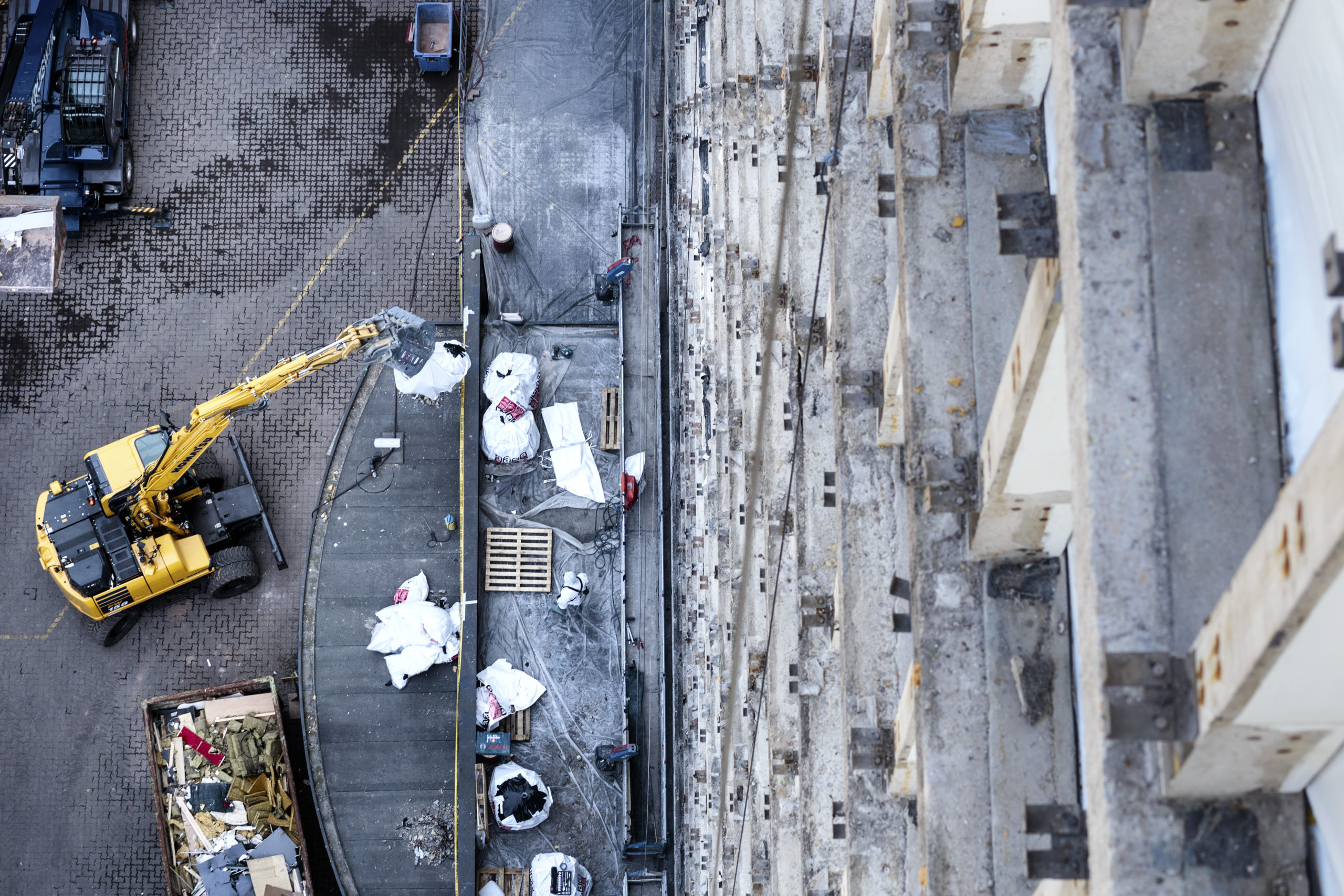 Asbestsanering bij de verbouwing van het hoofdkantoor van DNB. Foto: Eran Oppenheimer