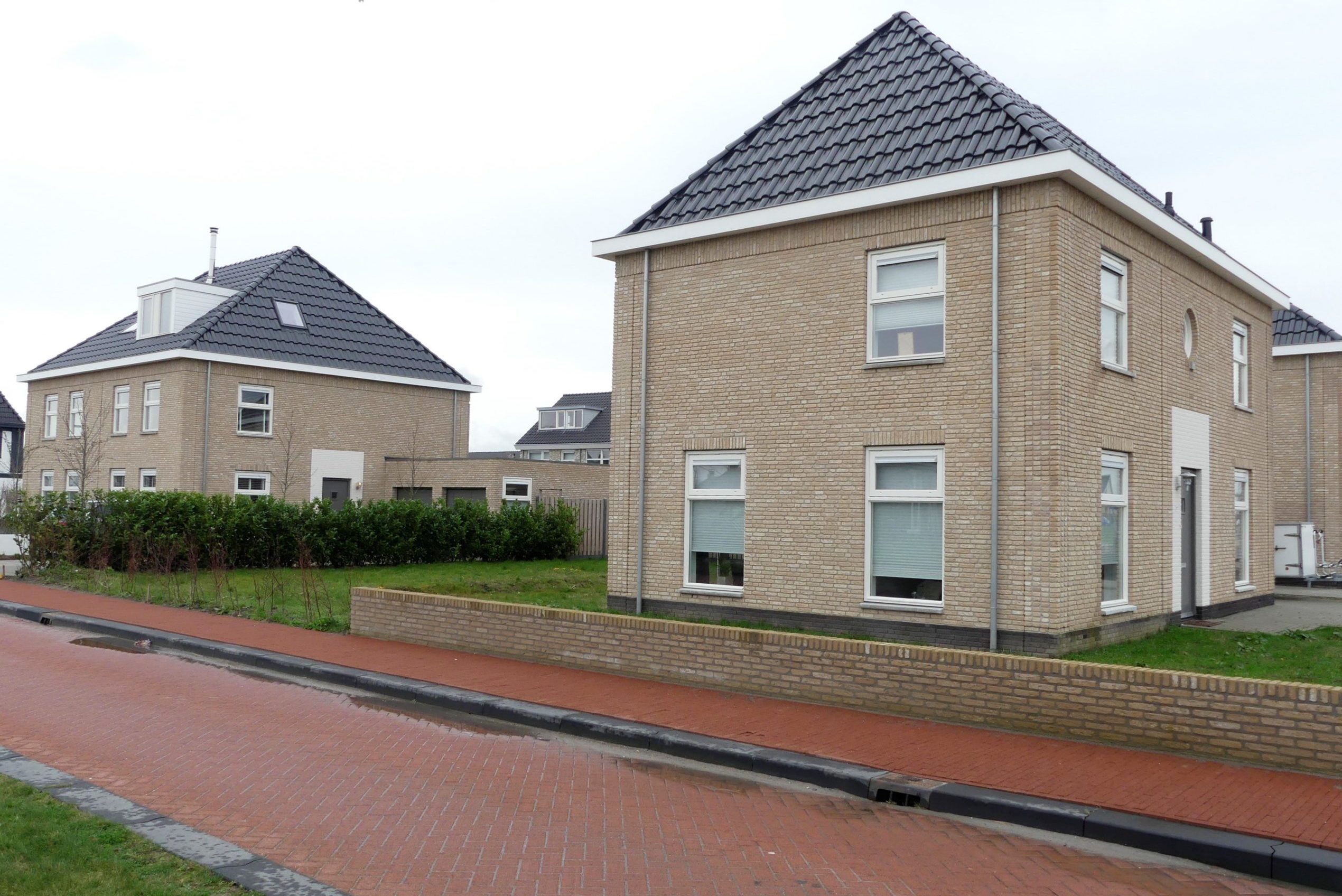 Getrommelde gevelstenen maken woonstraat onderscheidend