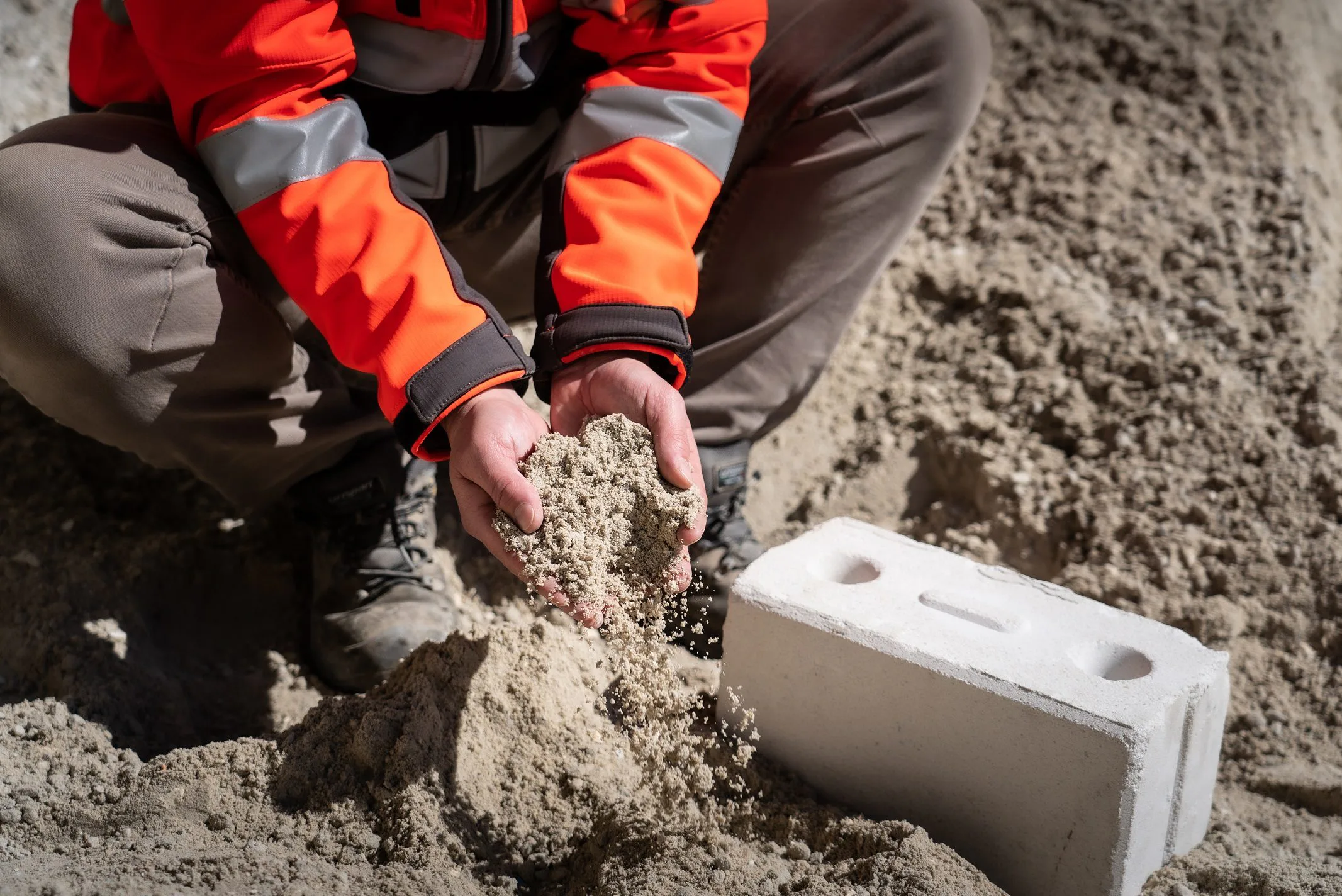 Bij kalkzandsteen bestaat het zandmengsel voor circa 50 procent uit grof zand. Bij Caldubo is 40 procent van het grove toeslagmateriaal vervangen door gerecyclede (beton)puingranulaten of gebroken kalkzandsteen.