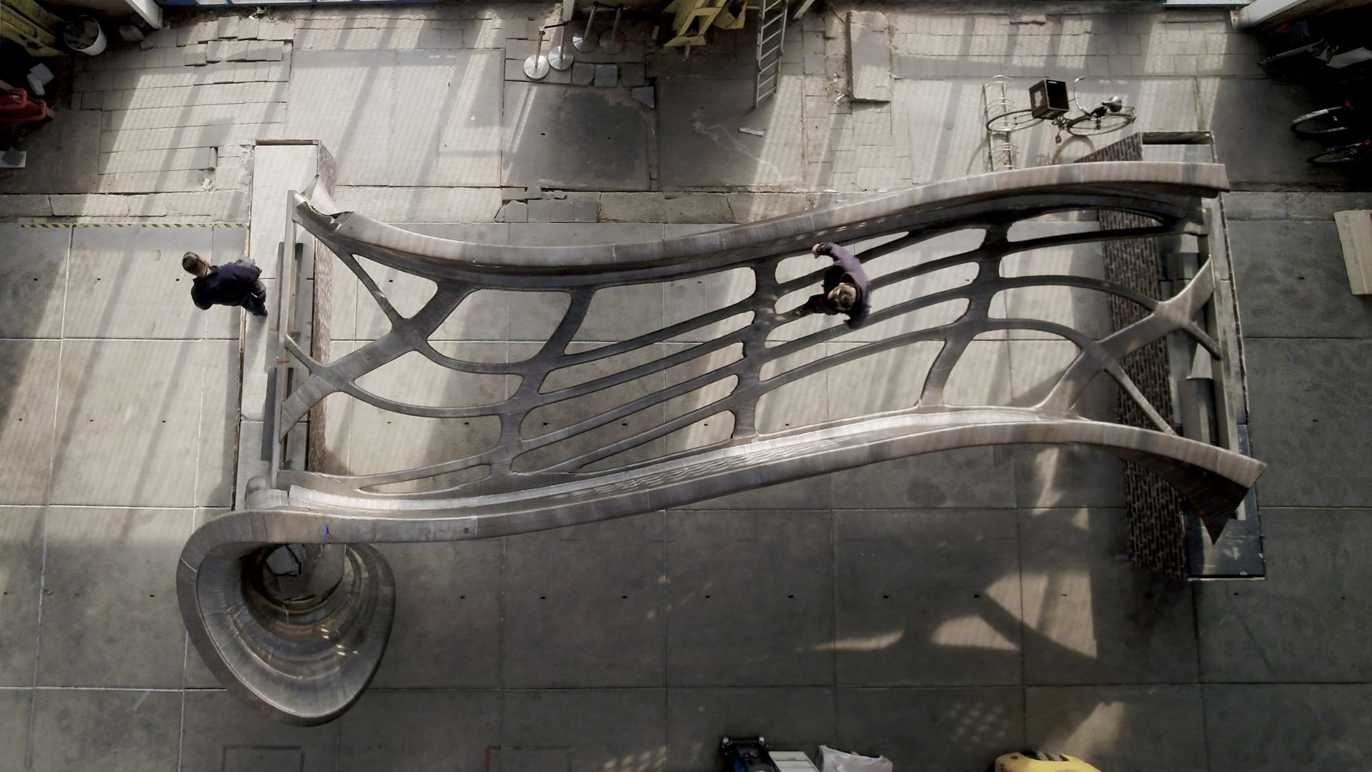 De fraai golvende liggers gaan helaas schuil achter een gesloten dekplaat. Foto: Joris Laarman Lab