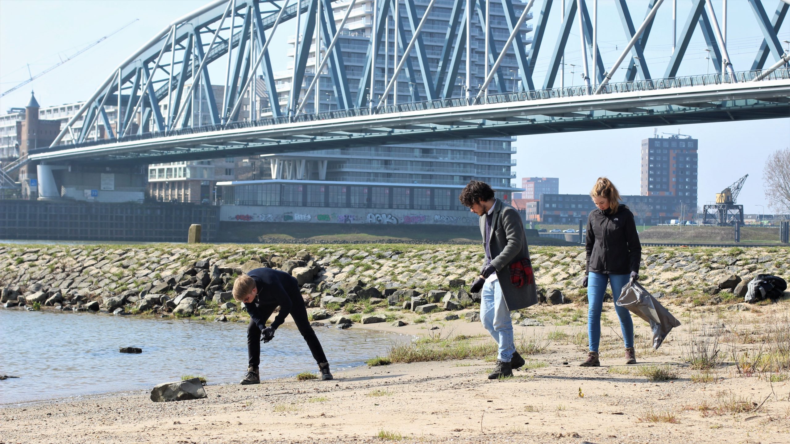 Zwerfafval-onderzoekers onder wie Tim van Emmerik (midden). Foto: Nouska du Saar/Cobouw
