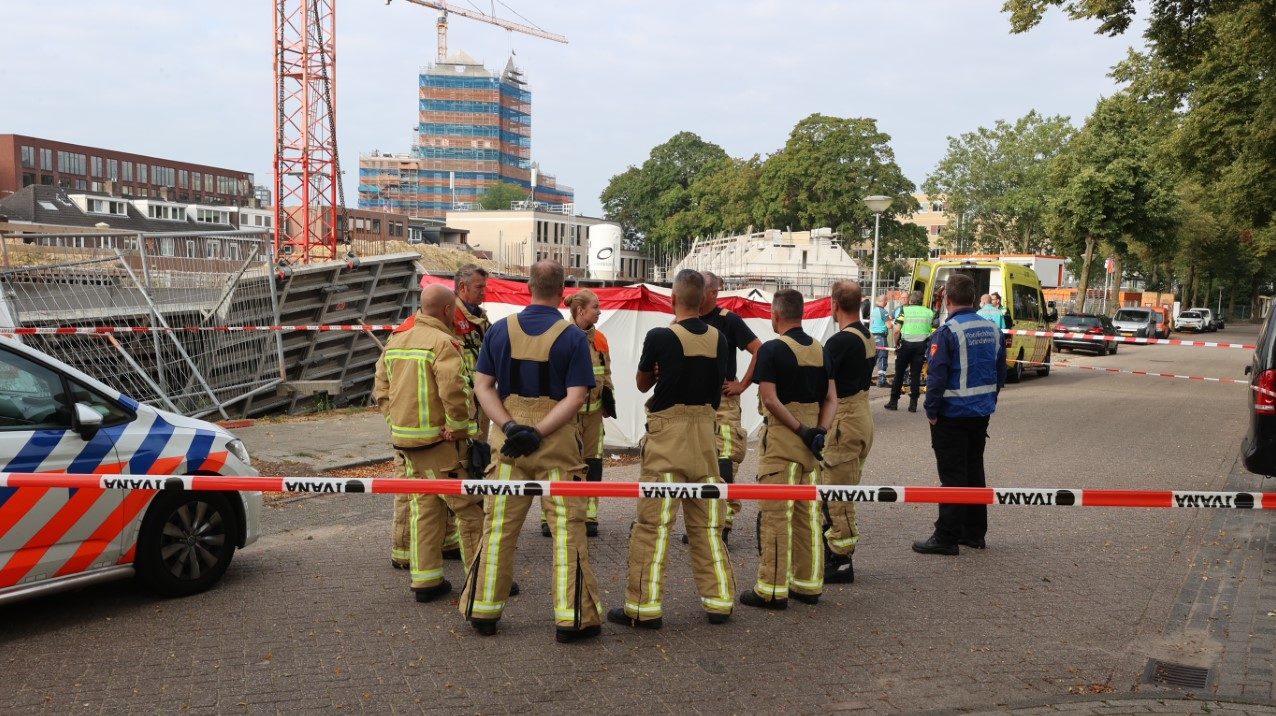 Reddingswerkers van de Eindhovense brandweer bespreken het ongeval met de hoofdofficier van dienst. Foto: Bert Jansen