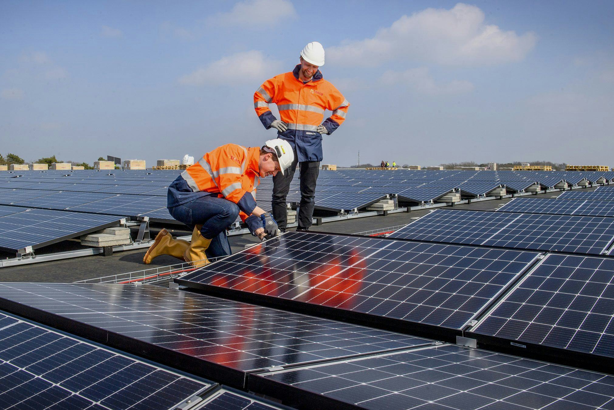 Welke voordelen heeft zakelijk zonnepanelen leasen?