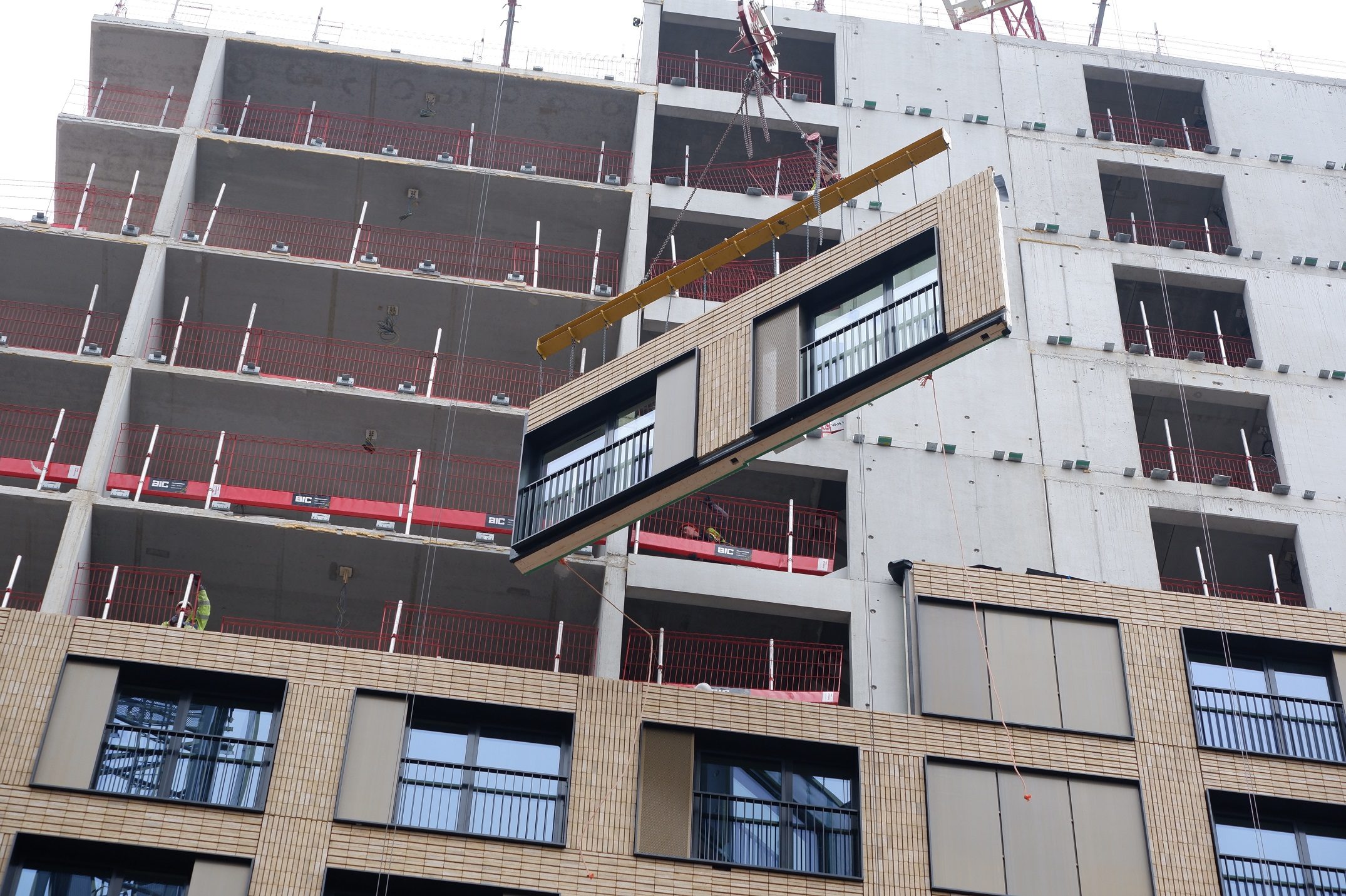 Steeds meer complete gevels met steenstrips rechtstreeks naar de bouwplaats