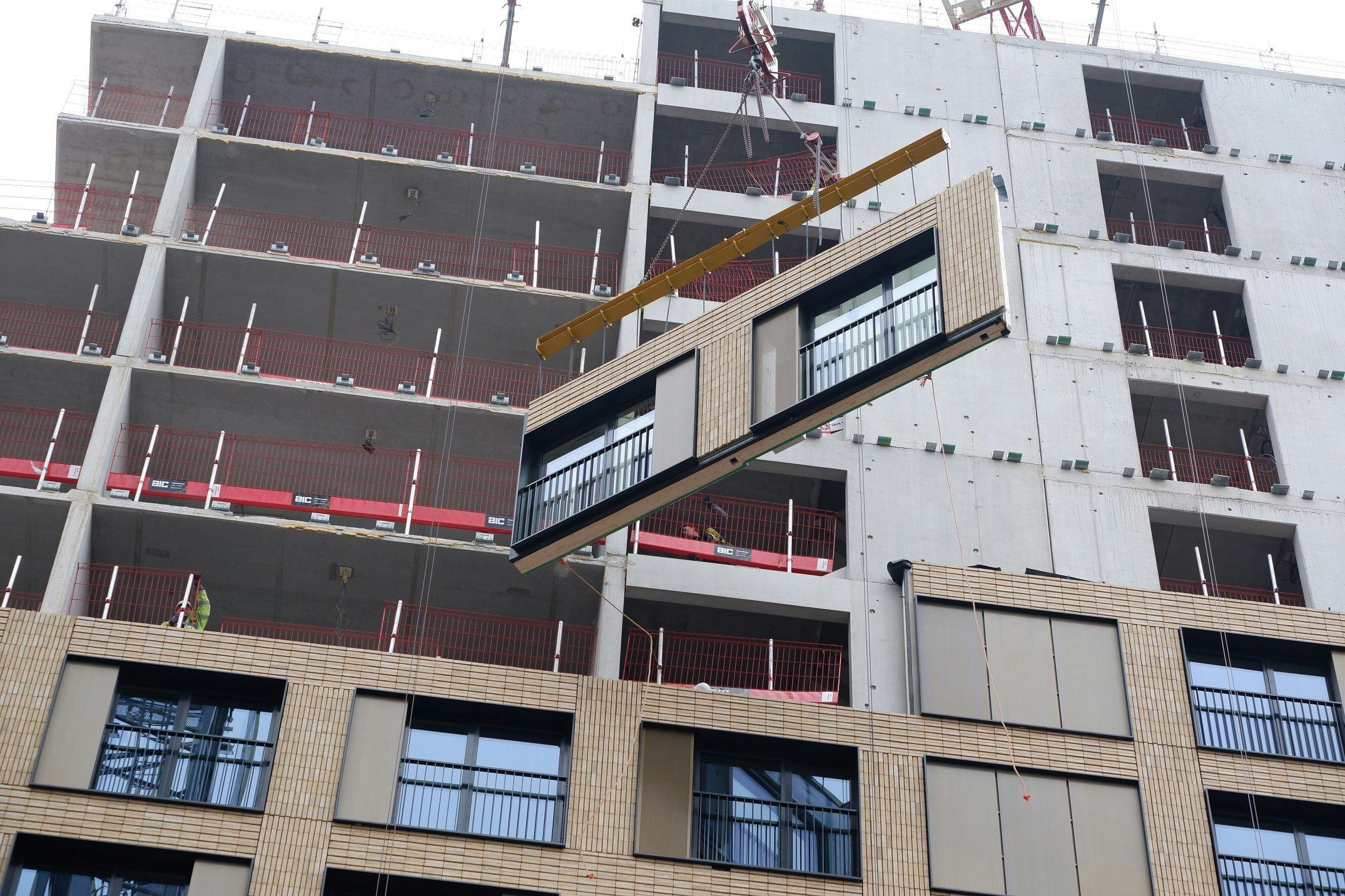 Steeds meer complete gevels met steenstrips rechtstreeks naar de bouwplaats