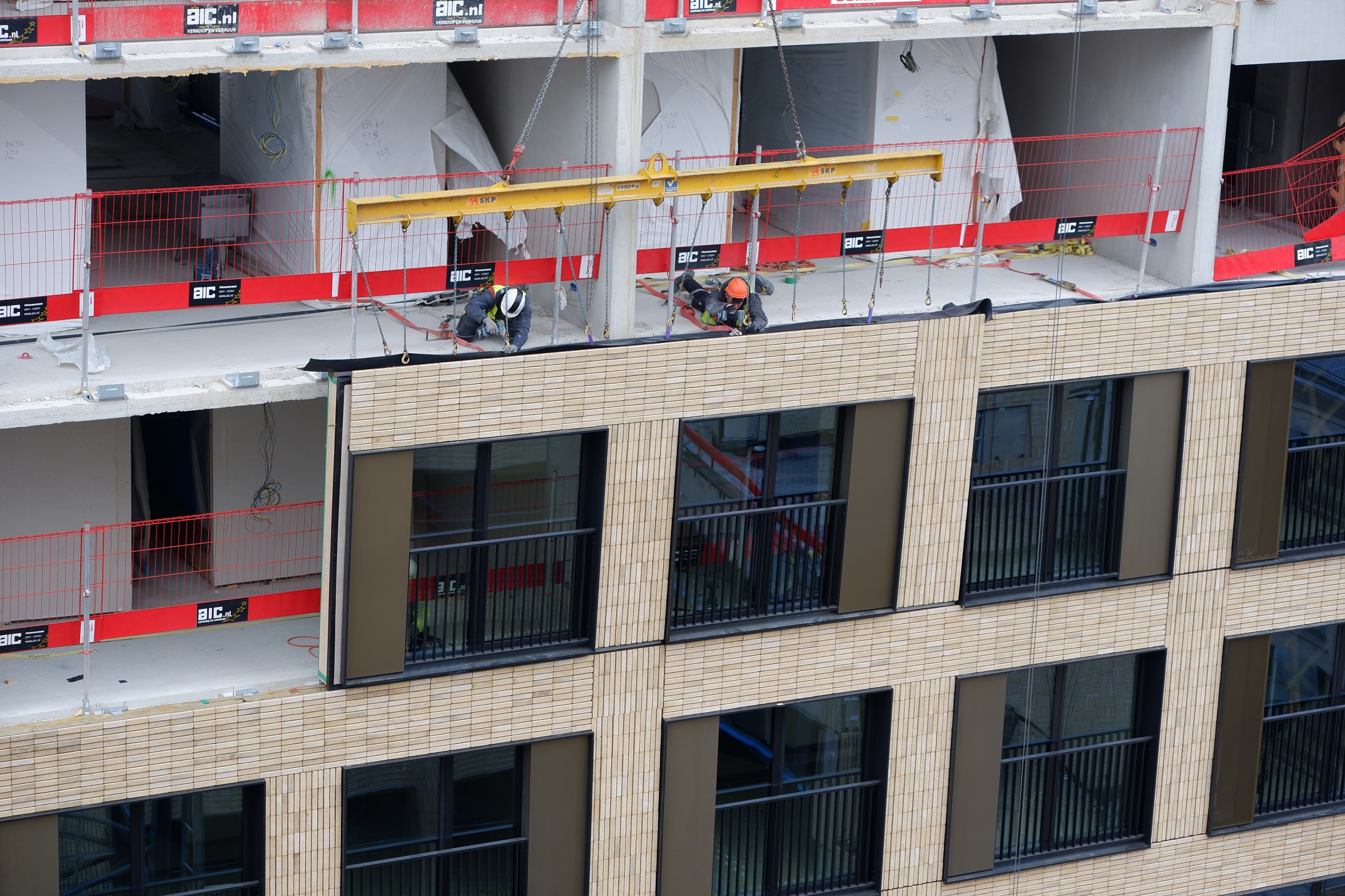 Steeds meer complete gevels met steenstrips rechtstreeks naar de bouwplaats