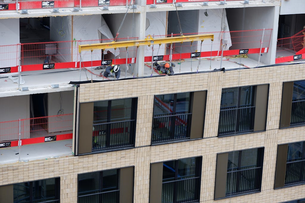 Steeds meer complete gevels met steenstrips rechtstreeks naar de bouwplaats