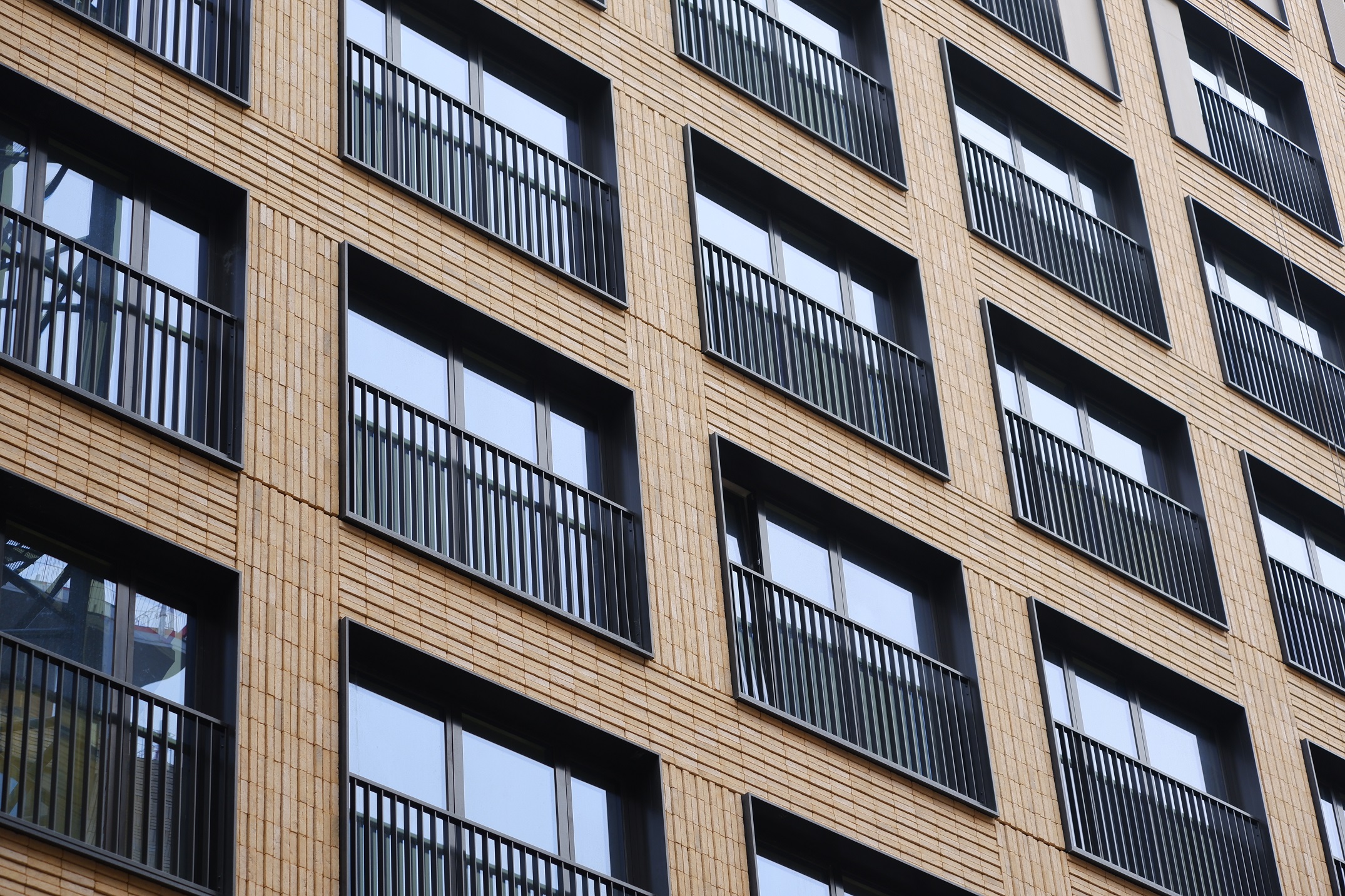 Steeds meer complete gevels met steenstrips rechtstreeks naar de bouwplaats