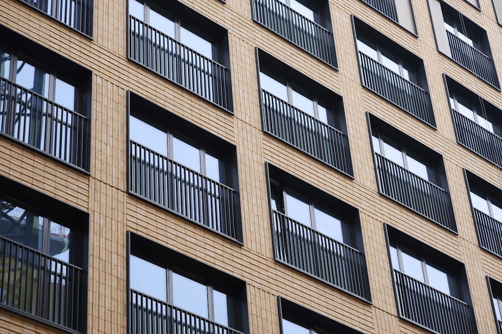 Steeds meer complete gevels met steenstrips rechtstreeks naar de bouwplaats