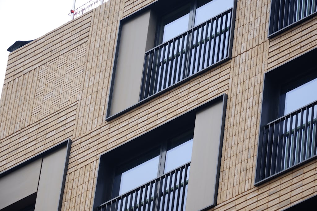 Steeds meer complete gevels met steenstrips rechtstreeks naar de bouwplaats