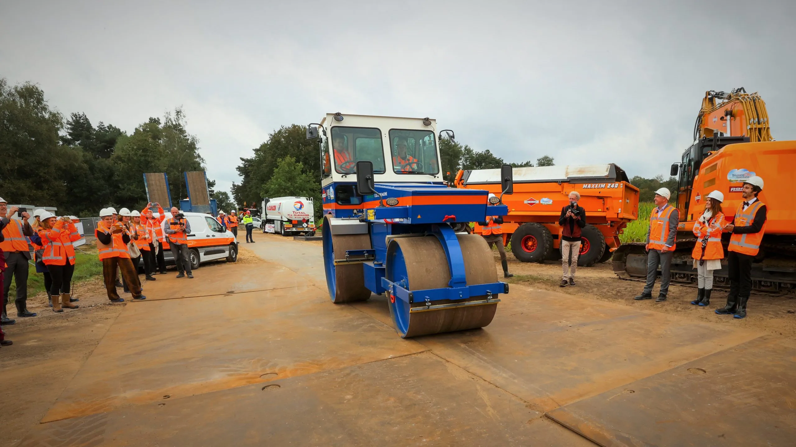 Wals op elektrische motor bij startsein bouw Innovatiestrook. Foto: Bert Jansen