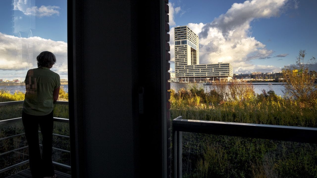 120 bewoners in de Houthaven hebben vanwege lekkages al ruim een jaar een lompe hoop zand achter hun huis in plaats van water. Foto: Eran Oppenheimer
