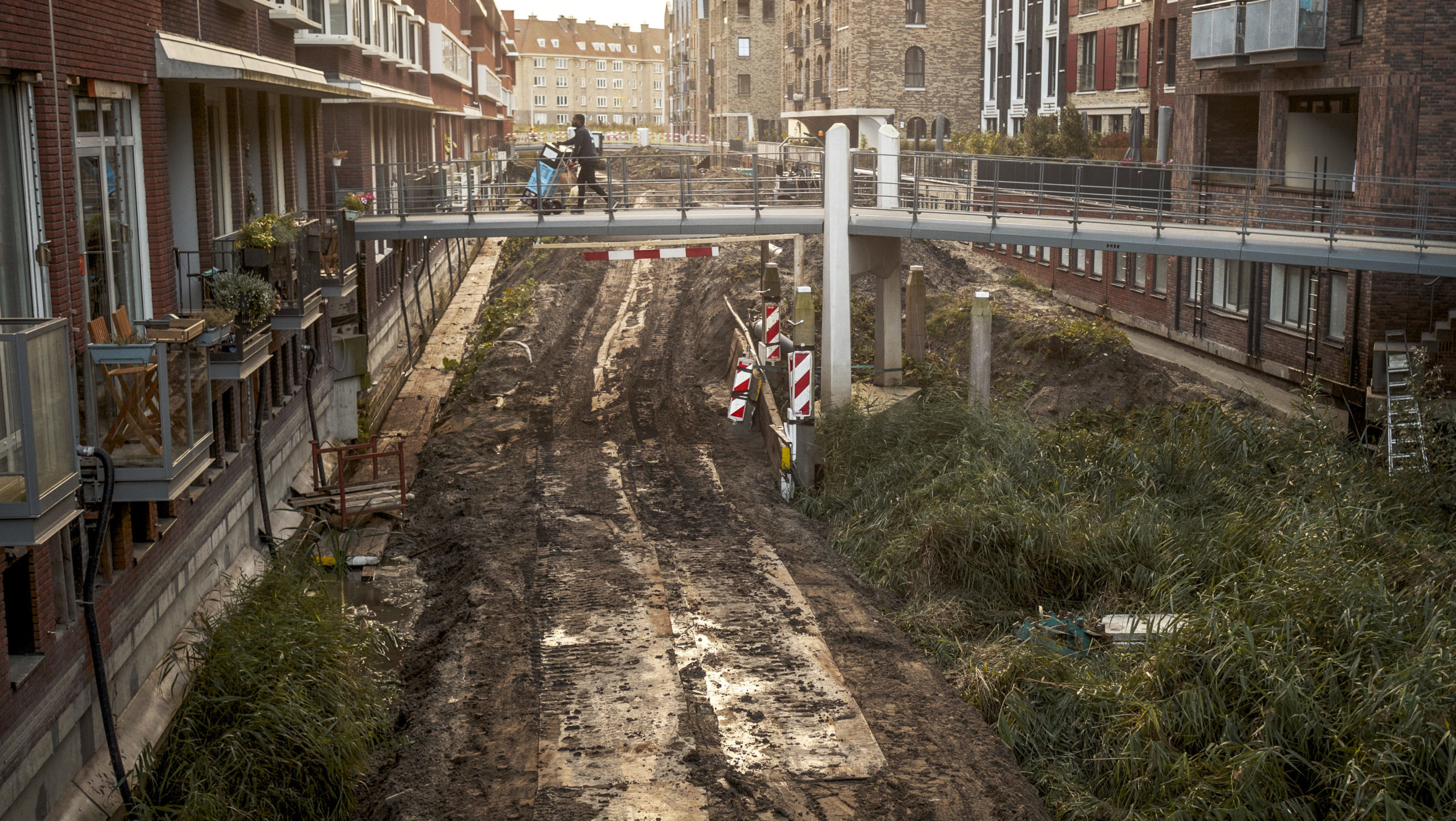 De grachten rond Stettineiland zijn nog gevuld met bouwzand. Foto: Eran Oppenheimer