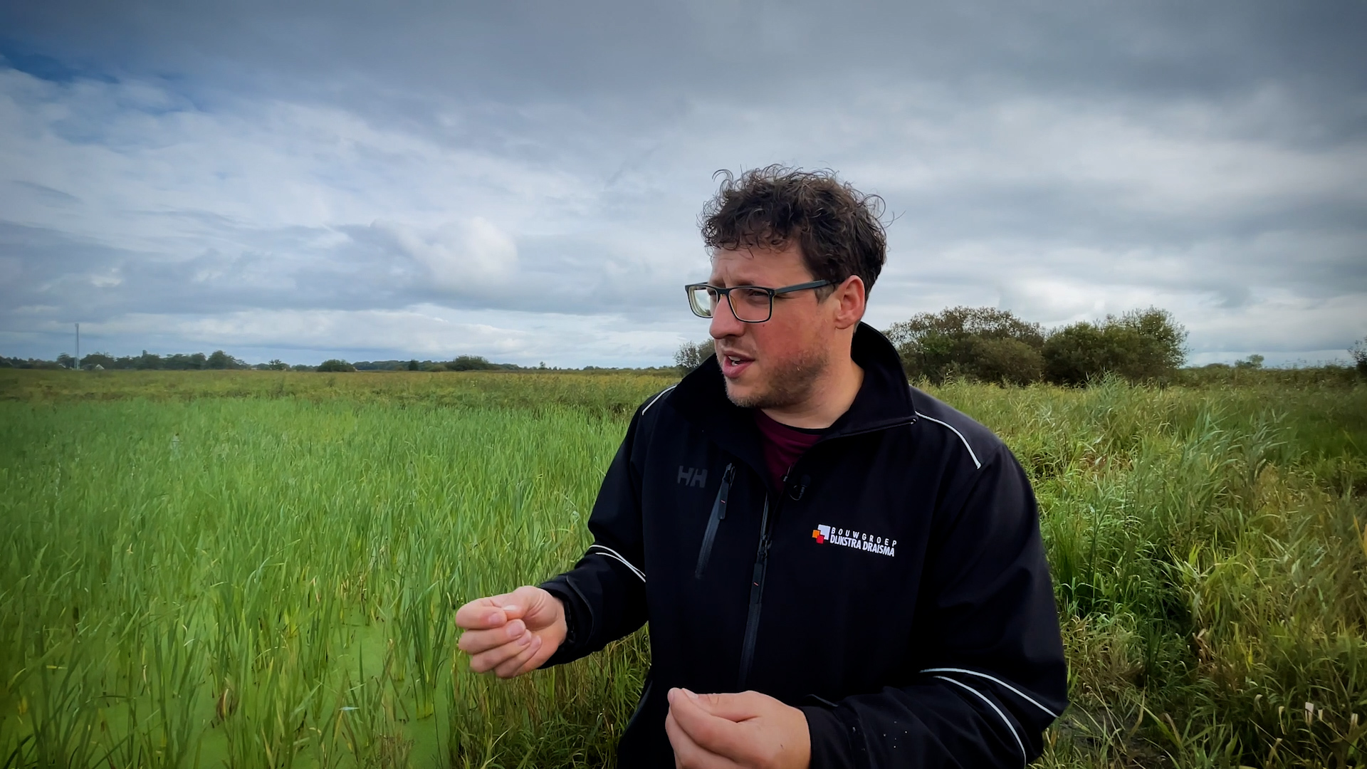 Innovator Folkert Linnemans van BGDD vertelt over het lisdodde-veld. Foto: Kalynda Haaf
