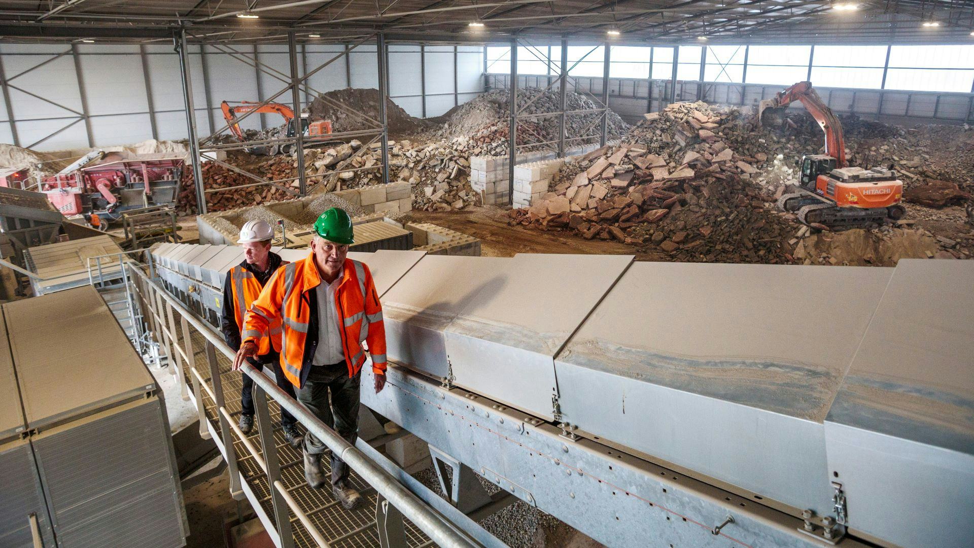 Scief Houben en Sven Hiskemuller in de 4ha grote fabriekshal. Foto: Eran Oppenheimer