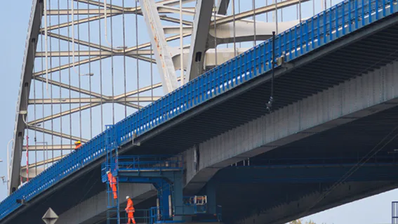 Herstelwerkzaamheden aan de Merwedebrug. Archieffoto