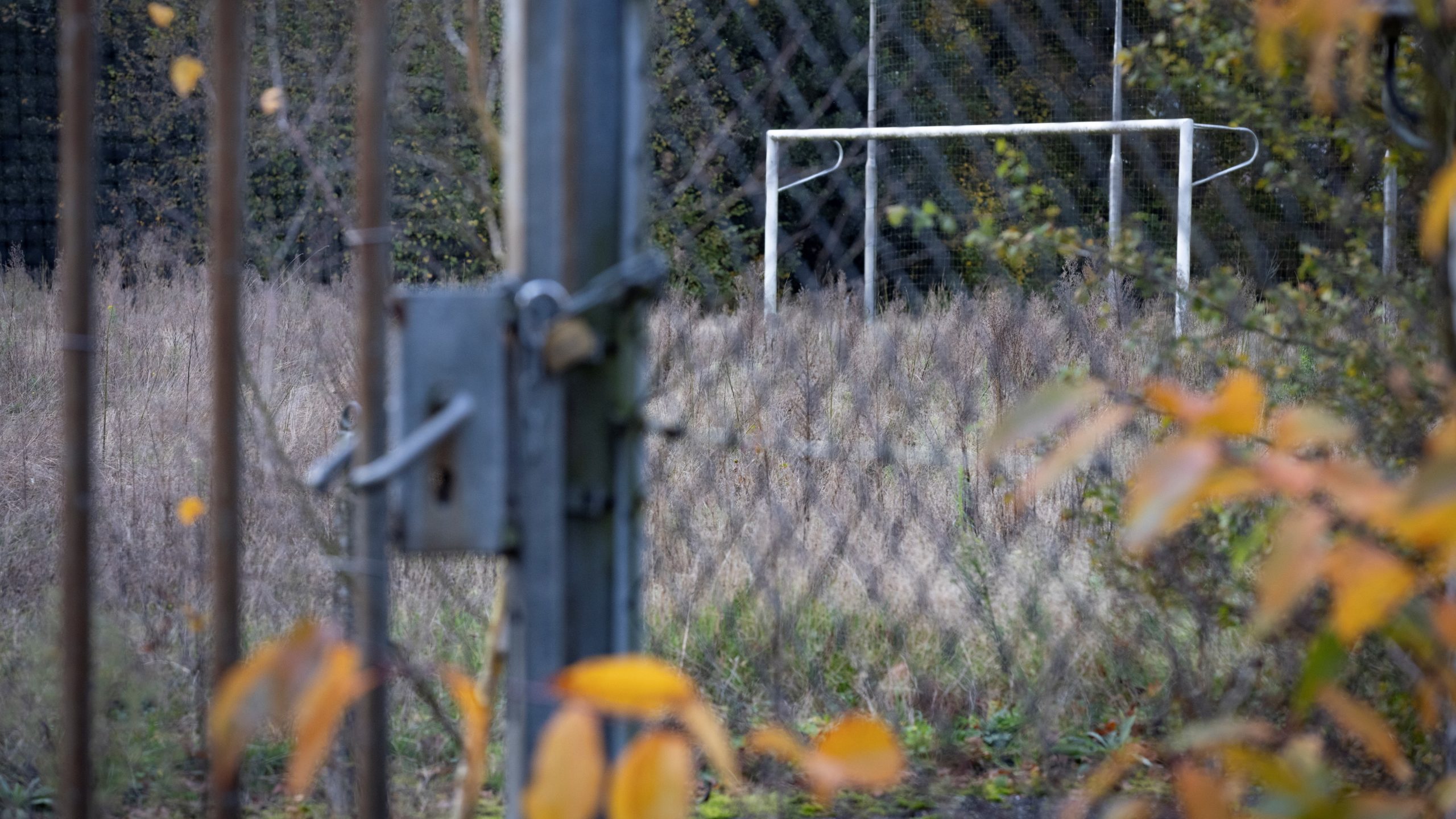 Sportveld in Otterlo, bestemd voor woningbouw die stil kwam te liggen door stikstof. Foto: Sjef Prins/APA
