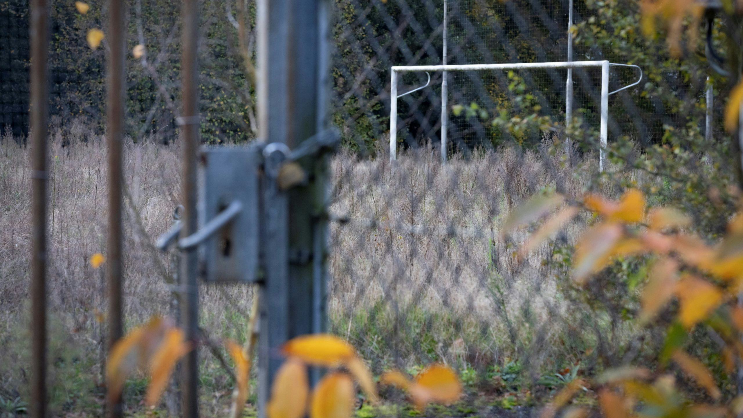 Sportveld in Otterlo, bestemd voor woningbouw die stil kwam te liggen door stikstof. Foto: Sjef Prins/APA