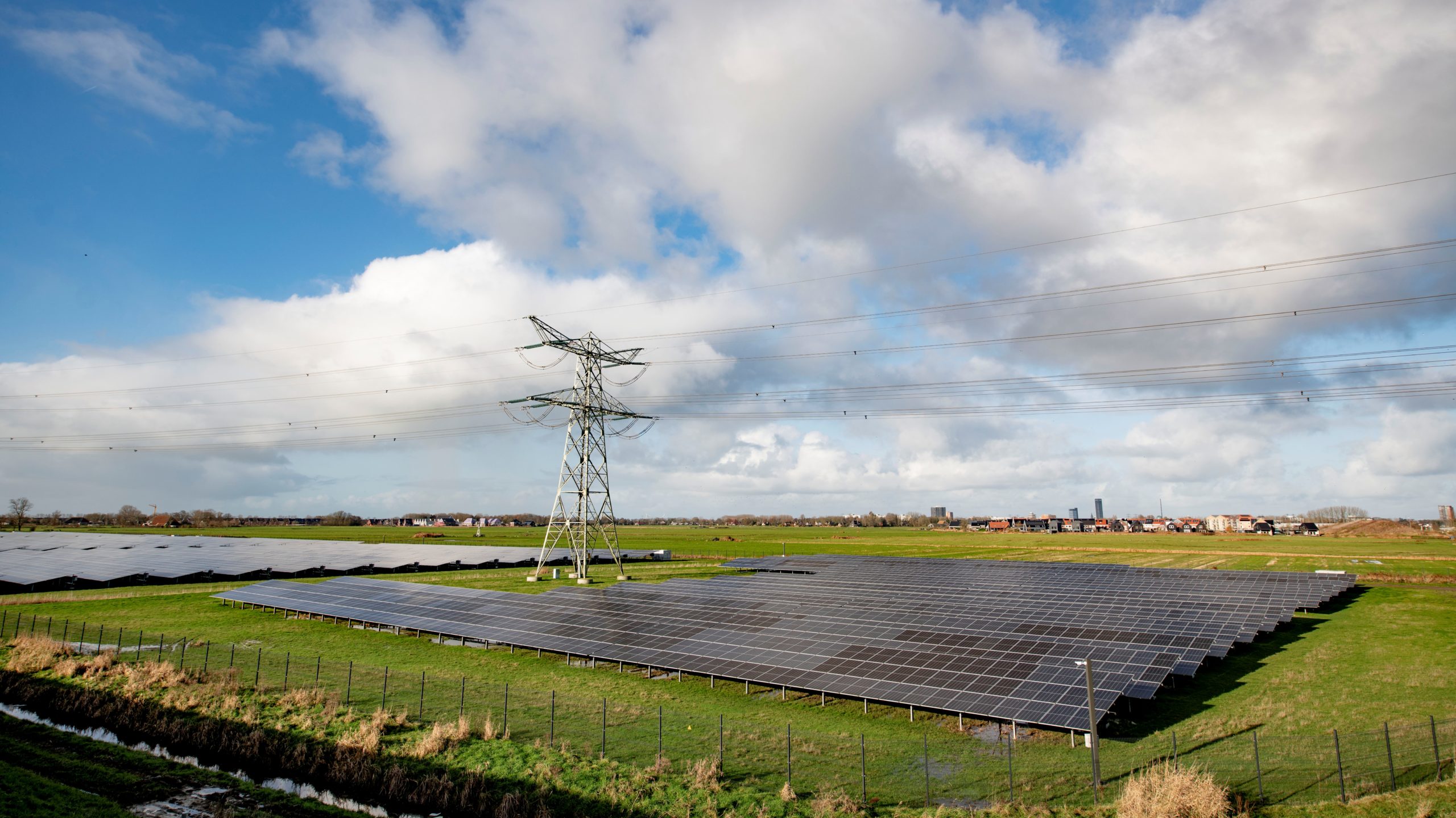 Foto: Hoge Noorden / Jacob van Essen

Leeuwarden 

Wâldwei / Drachtserweg

Zonnepark Drachtsterweg (Energeia)