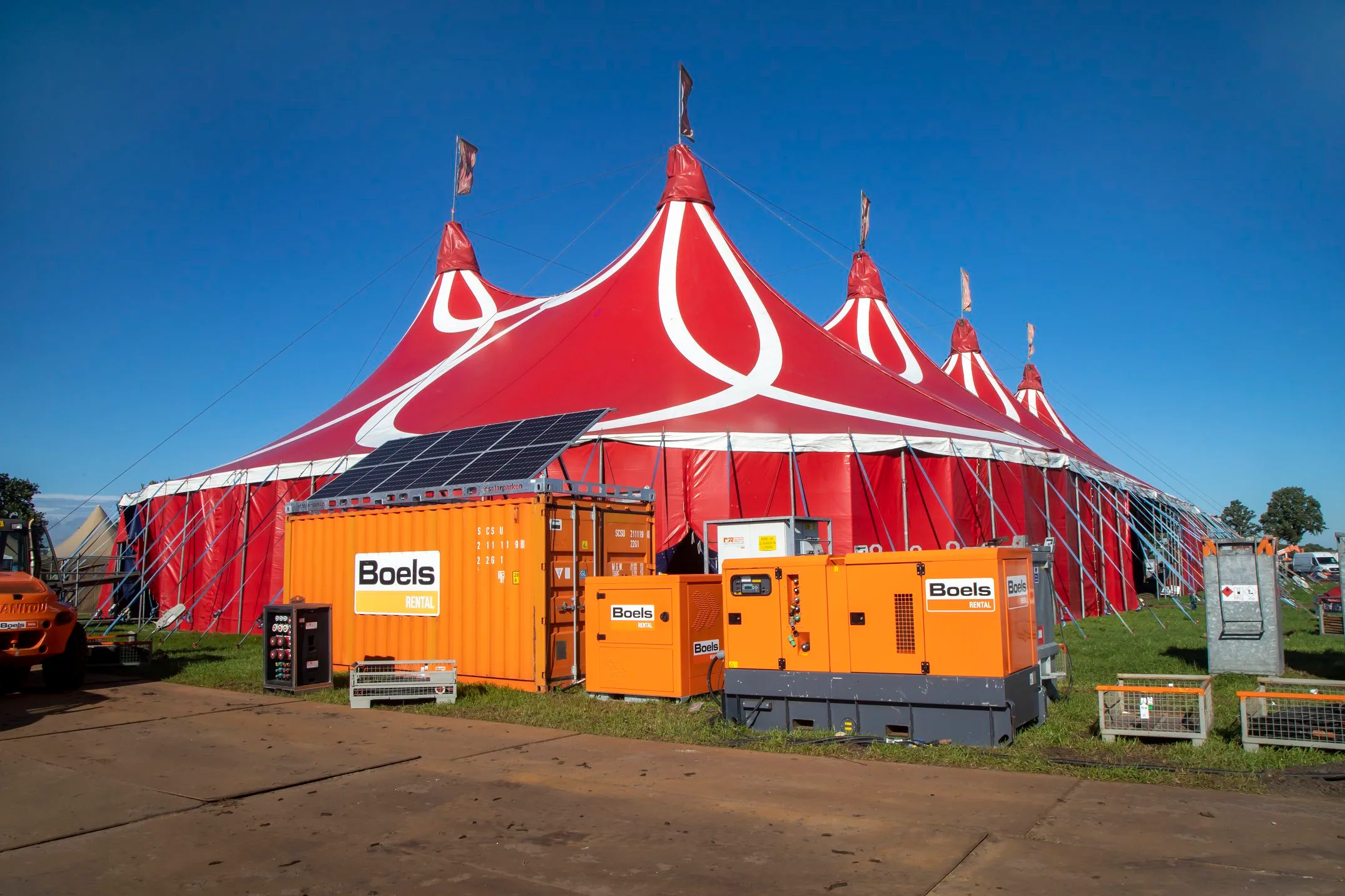 Een voorbeeld van een duurzame stroomopstelling met battery packs, zonnepanelen en een 250 kVa aggregaat.