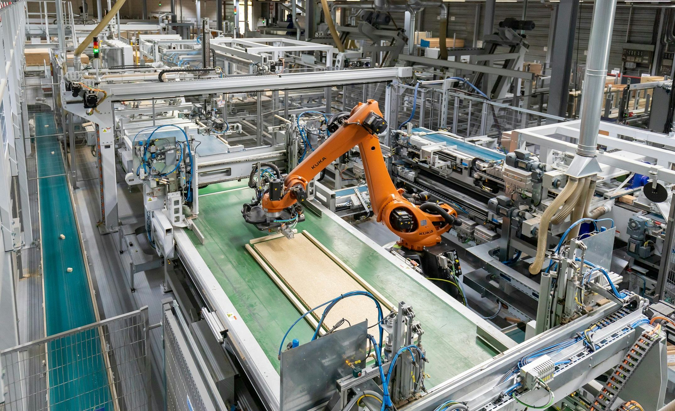 Robot stelt deurframes samen in de geautomatiseerd opbouwlijn Reinaerdt
