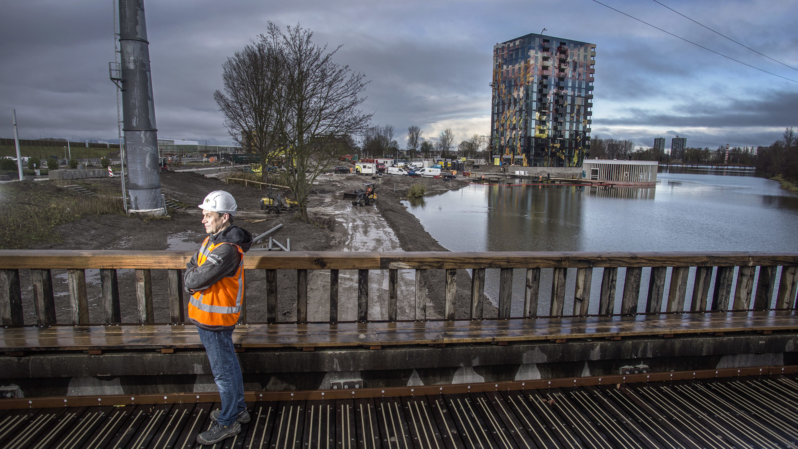 Jan Sjaarda op de houten brug op het Floriade terrein in Almere. Foto: Eran Oppenheimer