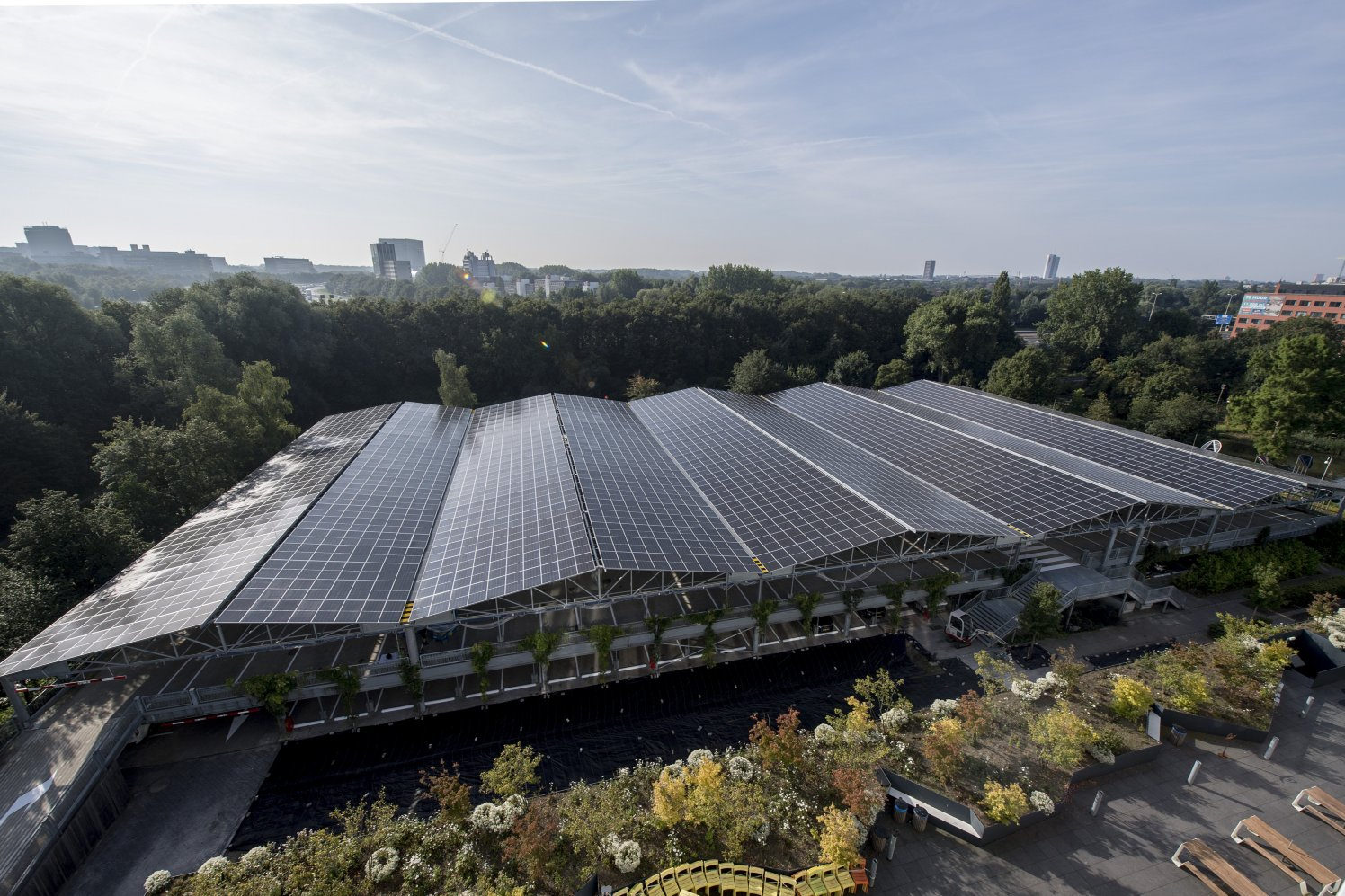 Het parkeerterrein van a.s.r. verzekeringen in Utrecht. De door de zonnepanelen opgewekte stroom kan worden opgeslagen in batterijen en wordt gebruikt om elektrische auto’s op te laden.