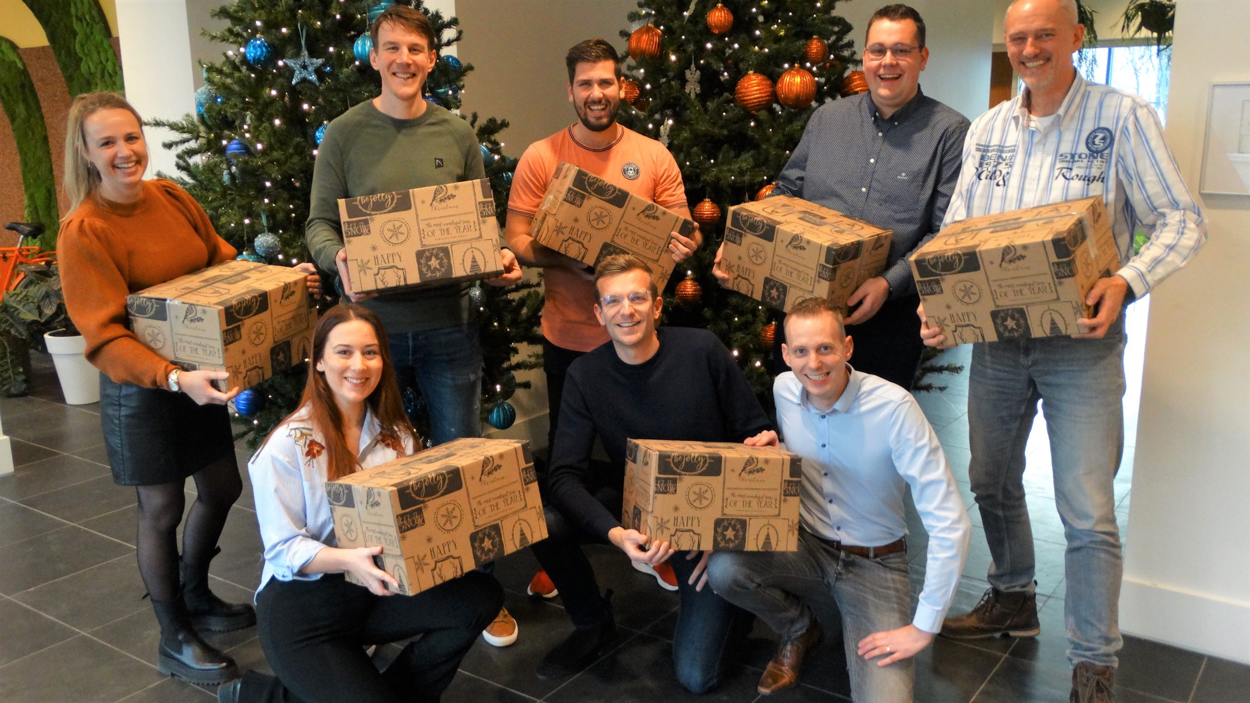 Medewerkers van Ooijevaar | bevlogen bouwers in Alkmaar nemen een kerstpakket in ontvangst. Foto: Paul Vlaar