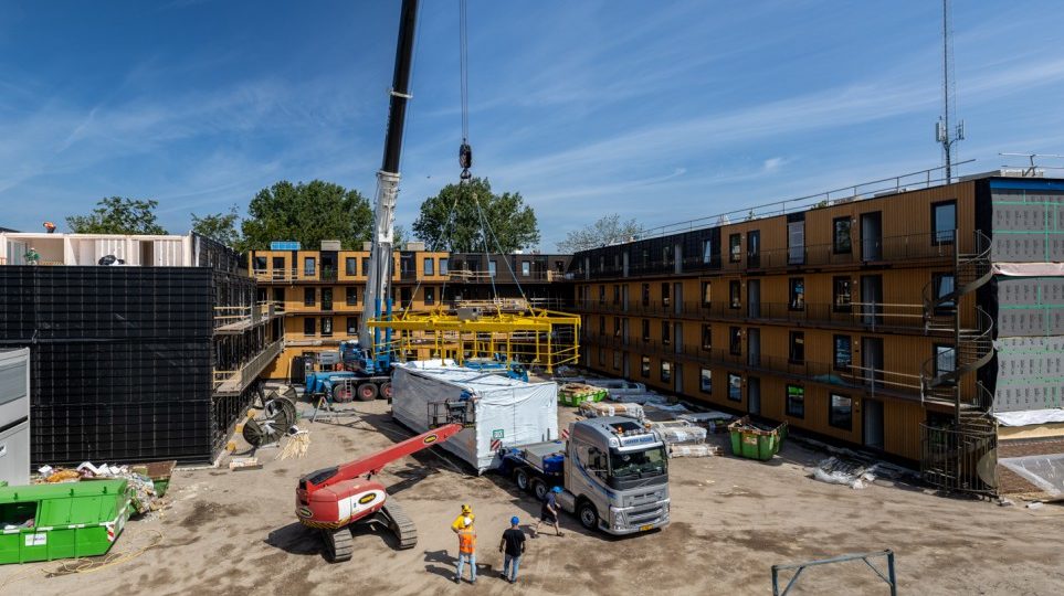 In Monnickendam zijn houten modulaire woningen geplaatst van Finch Buildings en De Groot Vroomshoop. Foto: studioPXL