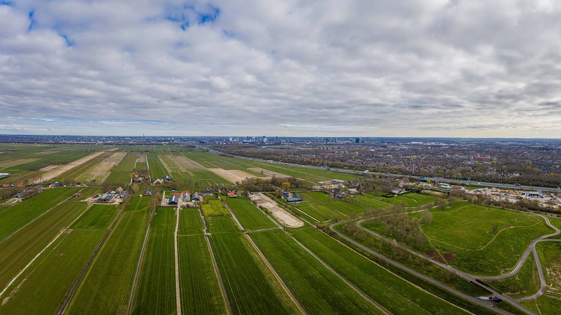 Polder Rijnenburg tussen Utrecht (midden boven) en Nieuwegein (rechts) in de hoek van de snelwegen A12 (linksboven) en A2 (rechts). De polder staat op de nominatie voor de bouw van een nieuwe wijk met 25.000 huizen om het woningtekort aan te pakken. Foto: Hollandse Hoogte