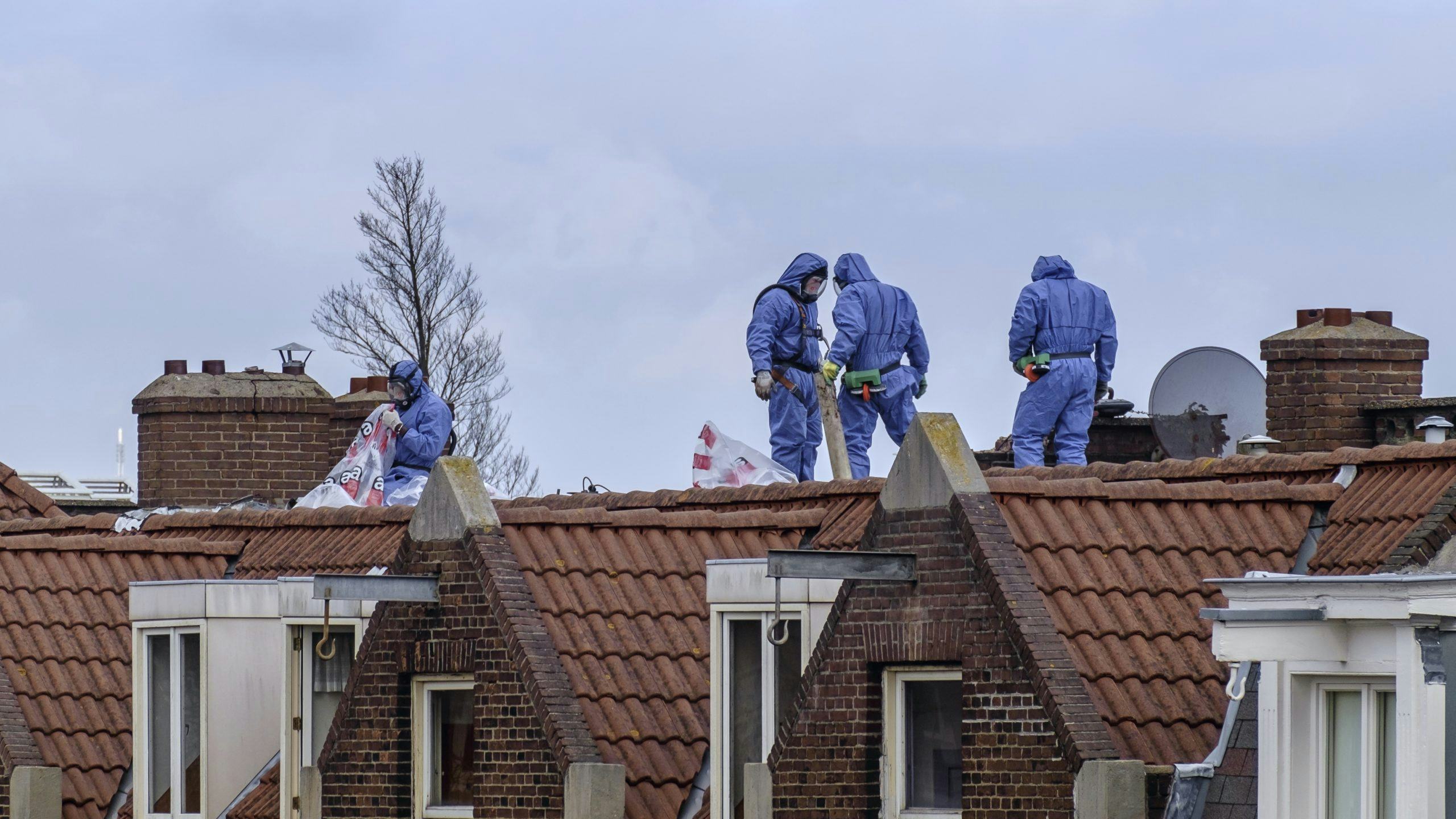 Verwijderen van asbest op daken in Amsterdam. Foto: Shutterstock