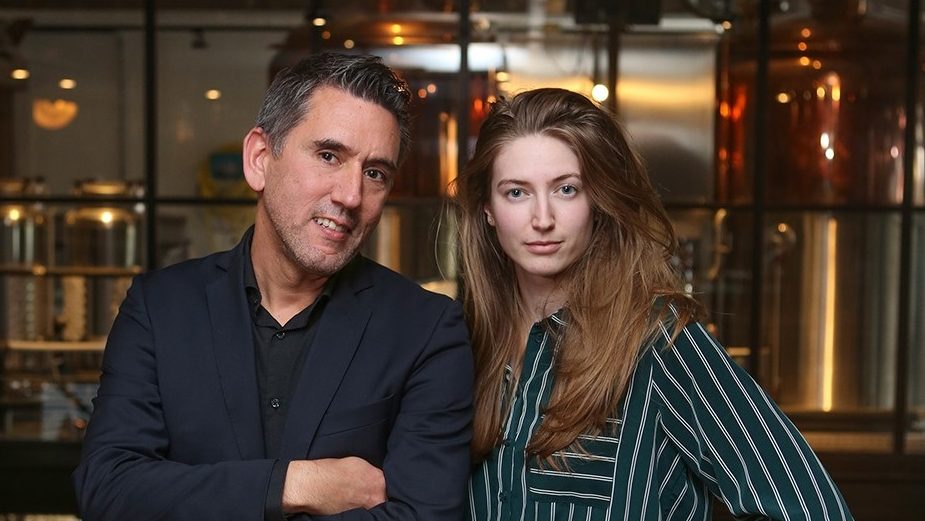 Thomas van Belzen en Petra Platschorre presenteren het Cobouw Café. Foto: Cynthia van Dijke