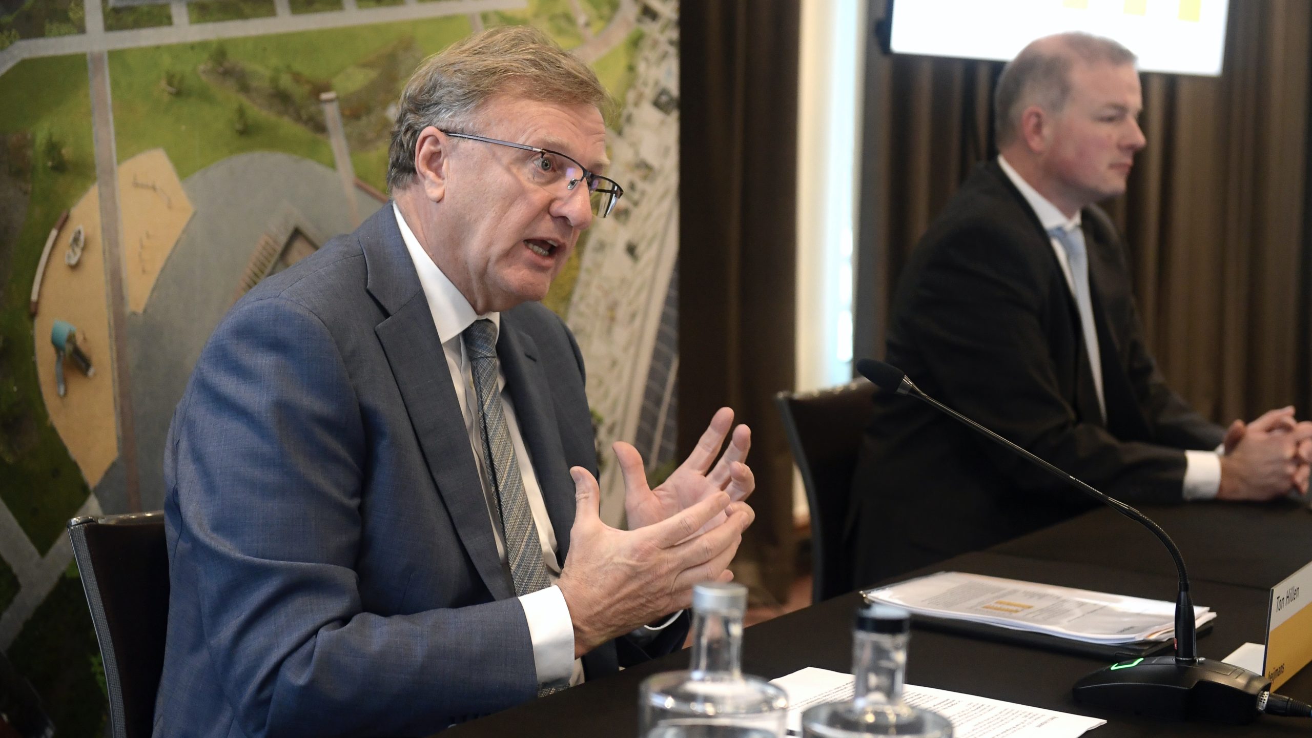 CEO Ton Hillen van Heijmans presenteert de jaarcijfers met CFO Gavin van Boekel. Foto: Paul Dijkstra  