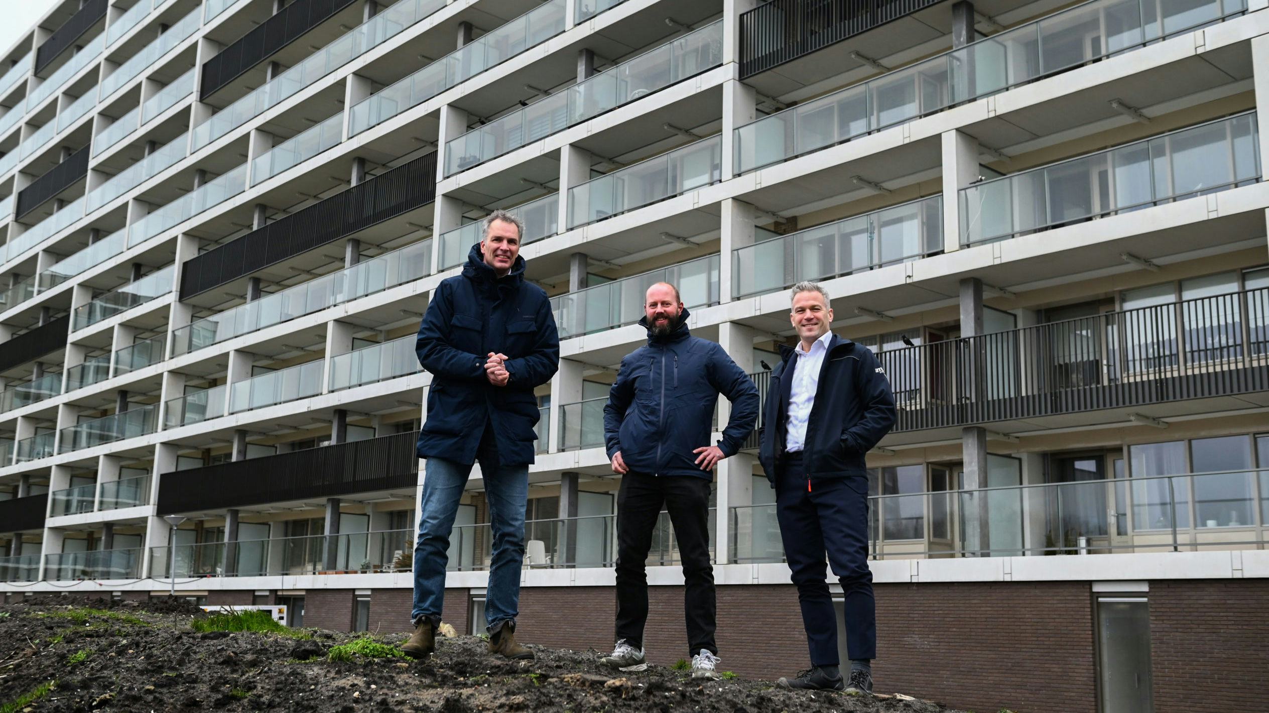 V.l.n.r. Alexander van Engelen (Woonstad), Jurgen Reichard (A3 Architecten), René van der Bijl (Smits Vastgoedzorg).
Foto: Ries van Wendel de Joode