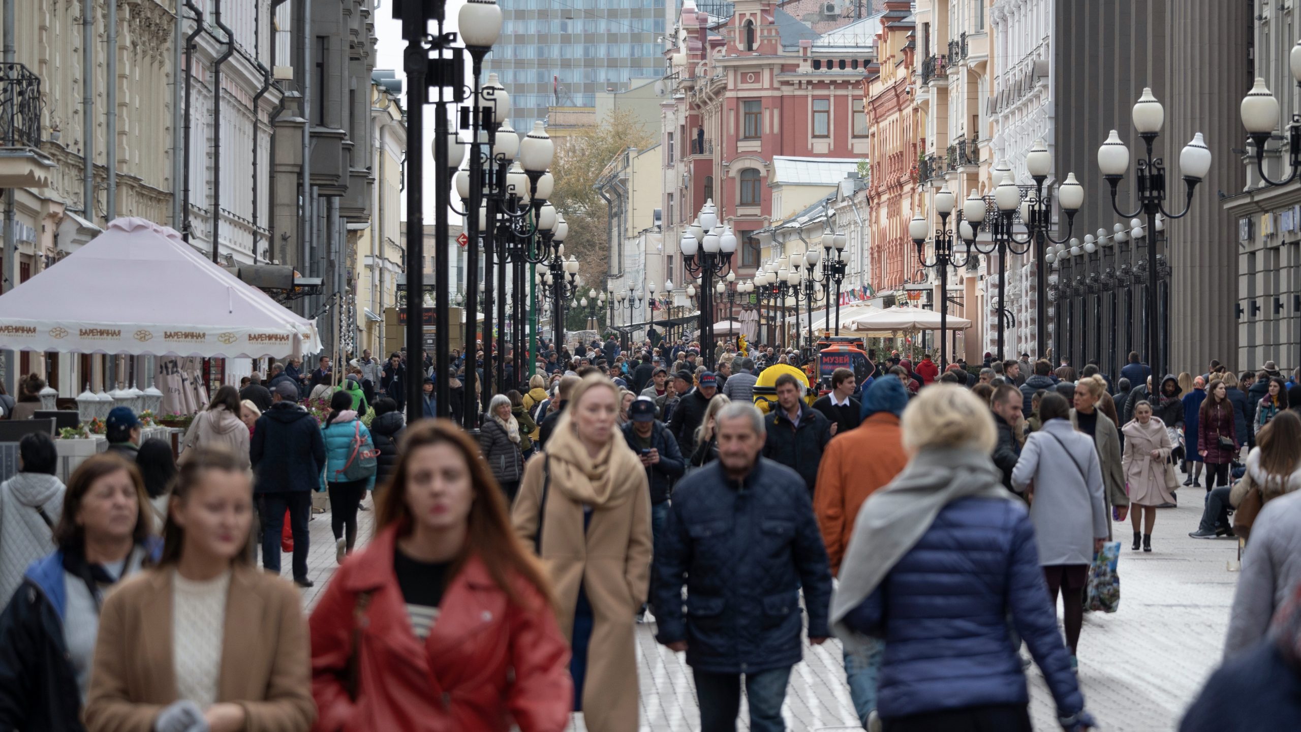 Люди на арбате. Новости сми. Жители москвы фото. Толпа людей на площади. Форумы жителей москвы.