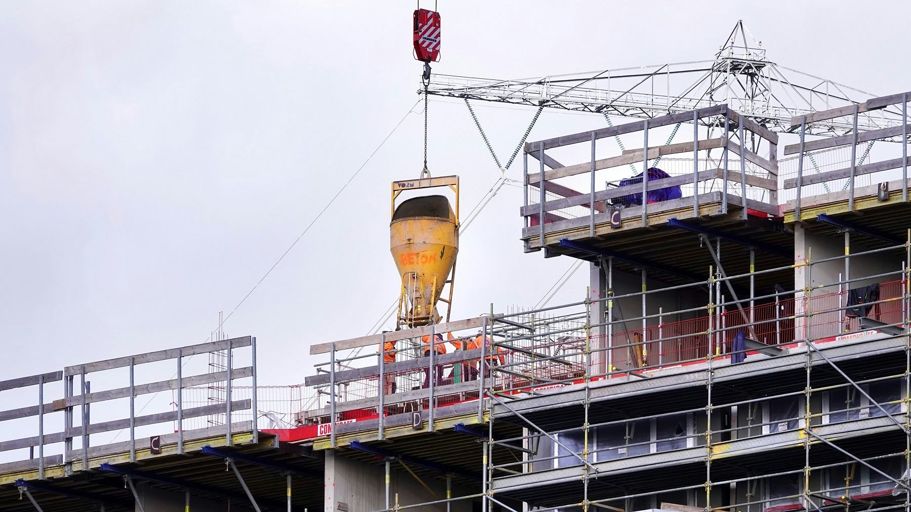 Bouw van het Sluishuis bij Steigereiland. Bouwvakkers storten beton. Foto ANP / Hollandse Hoogte / Berlinda van Dam