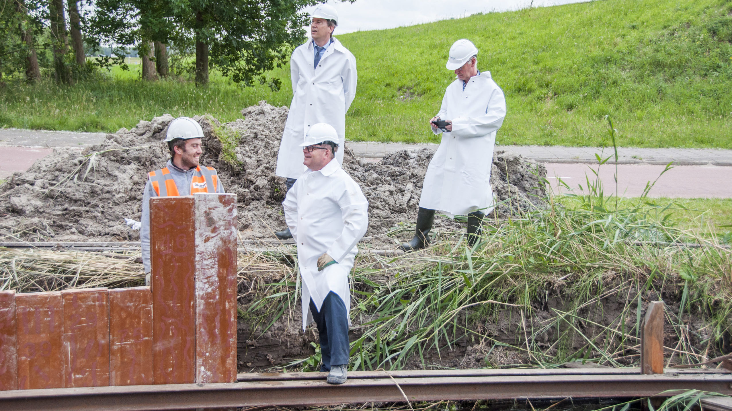 Plaatsing van een damwand in Almere van materiaal dat is gemaakt uit vermalen windmolenwieken. Vooraan in het wit Albert ten Busschen. 
Foto: Albert ten Busschen
