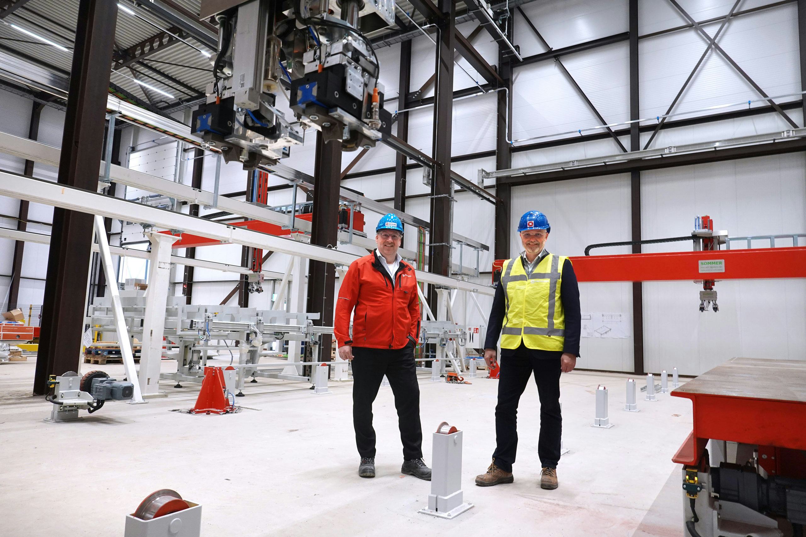 Peter Hutten (l) en Kees Wielaart in de nieuwe woningfabriek in Heerenveen. Foto Alex de Haan.
