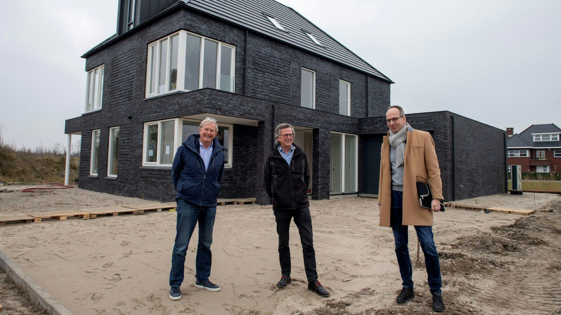 Guus Enning, projectleider gemeente Rotterdam (links), Nico van den Berg, architect Buro Nico (midden) en 
Lex Bruns, kwaliteitsborger (rechts). Foto: Jan van der Ploeg Fotografie 

