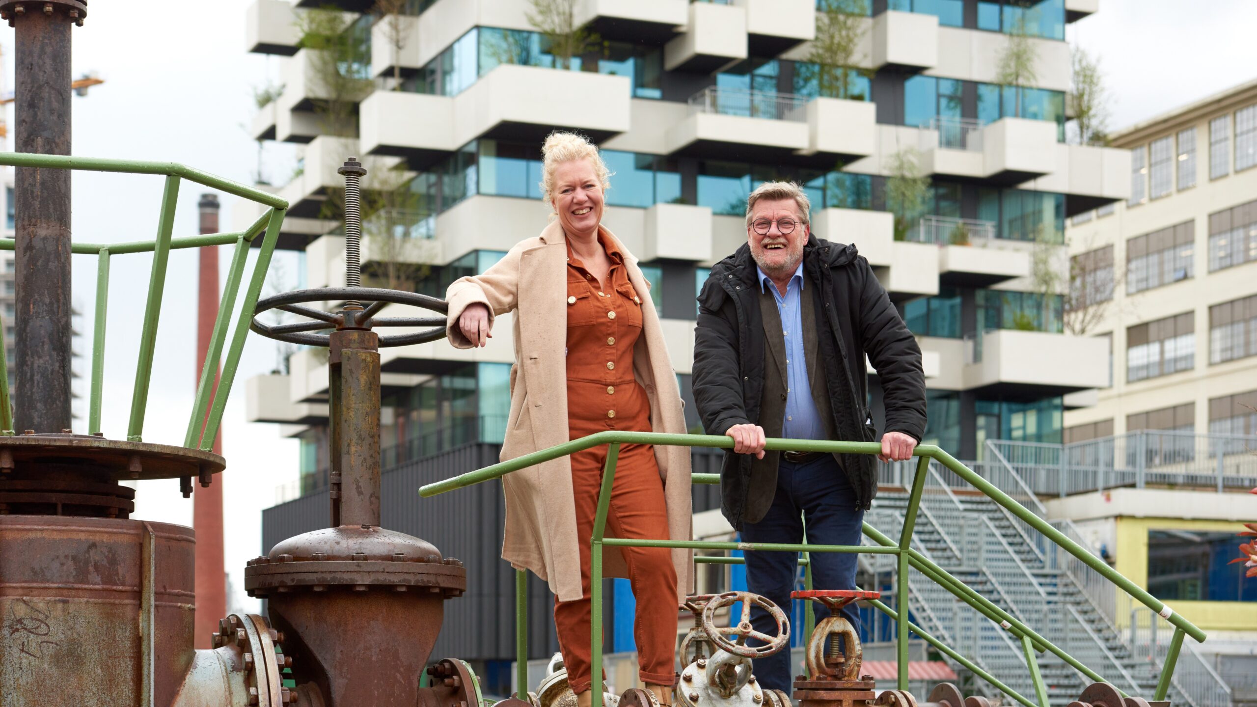 Eveline Hommen en Ad Bone van het Summa College bij de Trudo Toren, een duurzaam voorbeeldproject voor de leerlingen. 